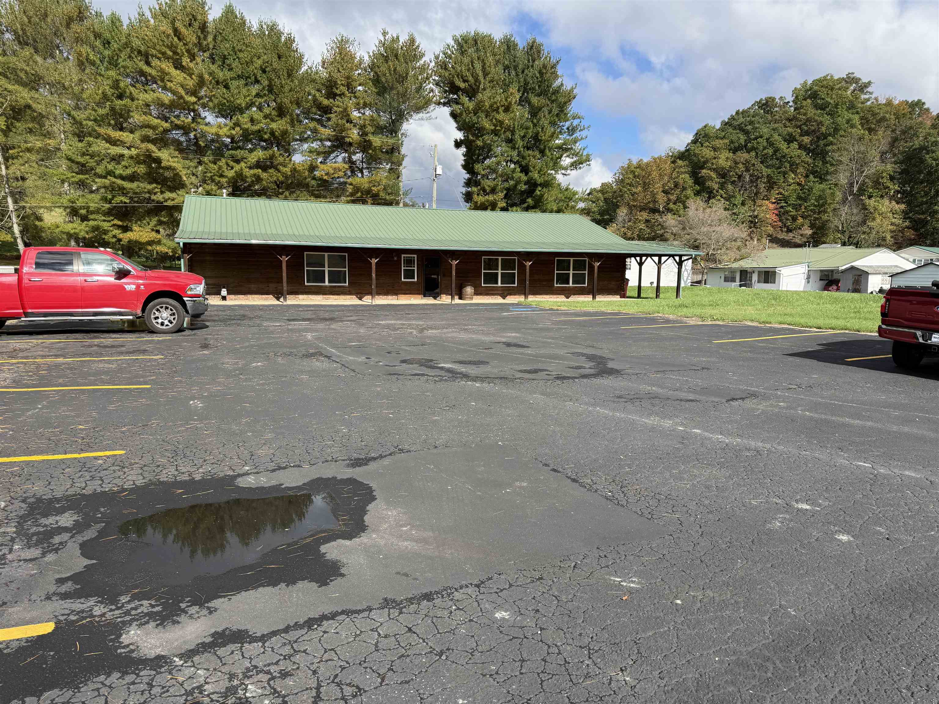 https://zimg.paragon.ice.com/ParagonImages/Property/PH/AABRKY/61443/3/0/0/7ce9c429c62ad7e7feb497c7ebb708c5/0/a3d01e40c4bf3b56e3bb65f65dfe129f/61443-8610b376-d2bf-4354-bdad-ff0f784a2e80.JPG
