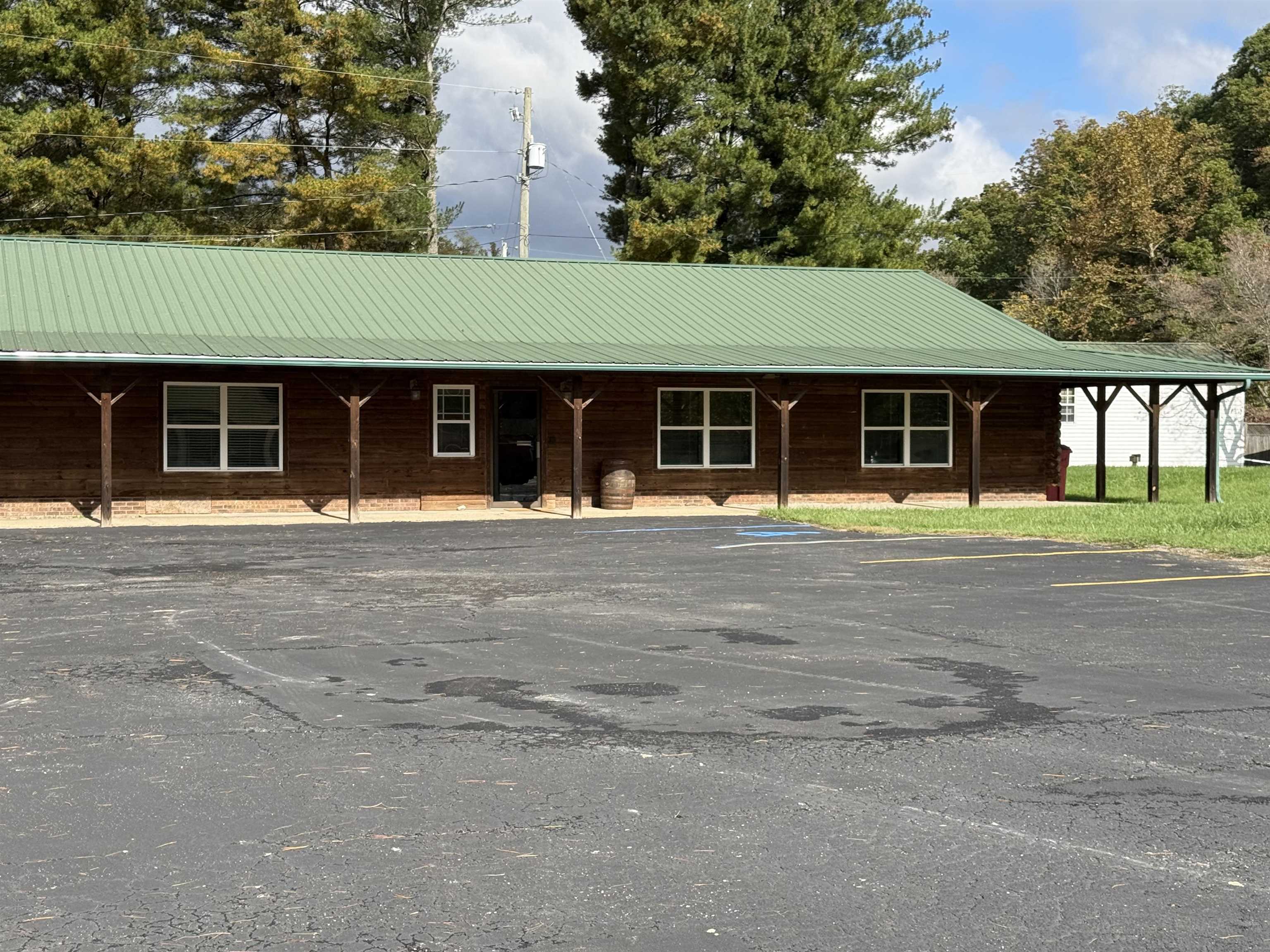 https://zimg.paragon.ice.com/ParagonImages/Property/PH/AABRKY/61443/4/0/0/b5157e2bc3178408b5a9d8010bc3ebc1/0/a3d01e40c4bf3b56e3bb65f65dfe129f/61443-0f9473a1-d140-4284-8cb4-364d9886368b.JPG