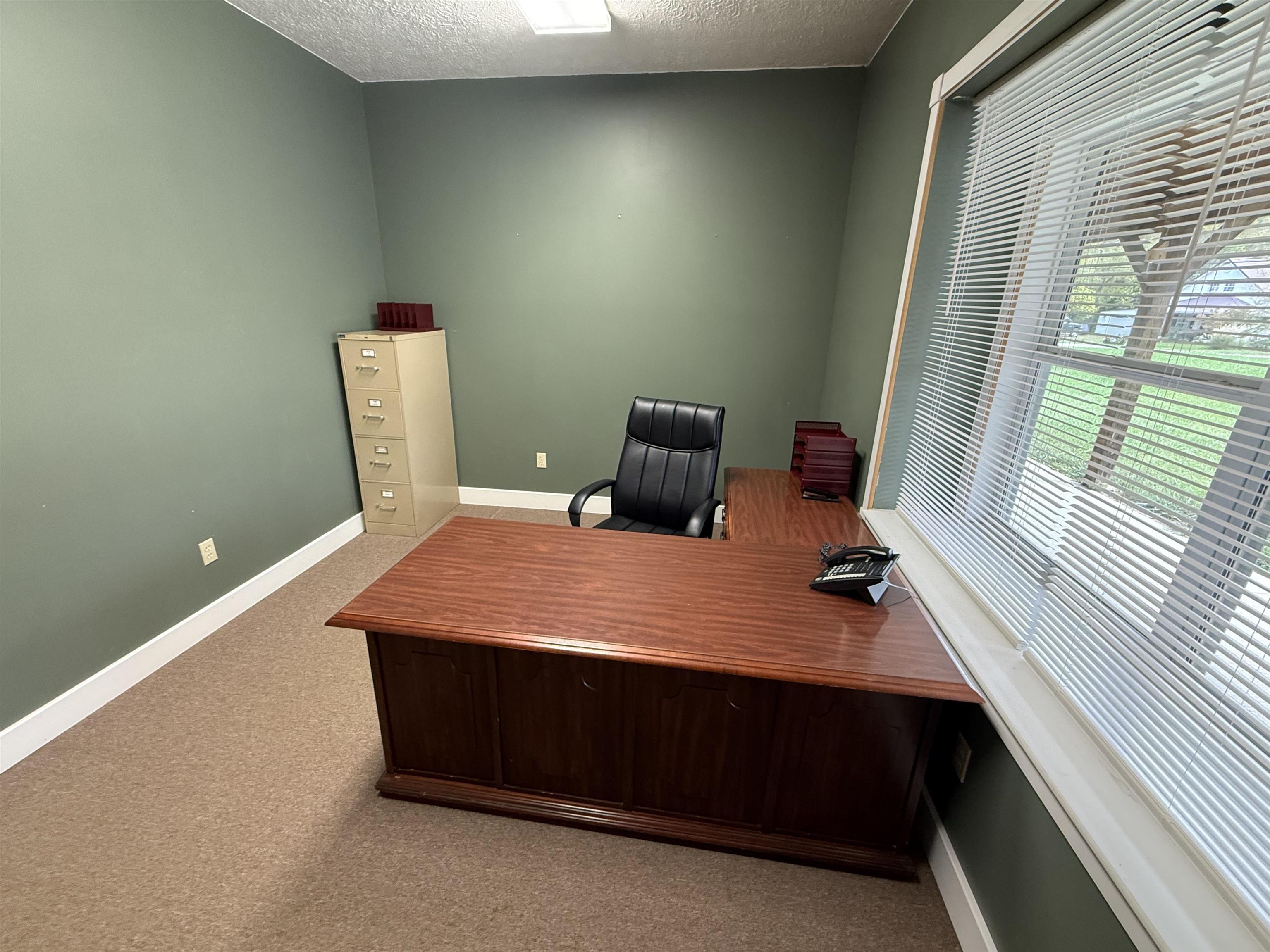 https://zimg.paragon.ice.com/ParagonImages/Property/PH/AABRKY/61443/6/0/0/2695322c30ee22cd36f32b971dae5861/0/a3d01e40c4bf3b56e3bb65f65dfe129f/61443-e90a393e-e60b-45af-b5bb-09016f6a9cfa.JPG