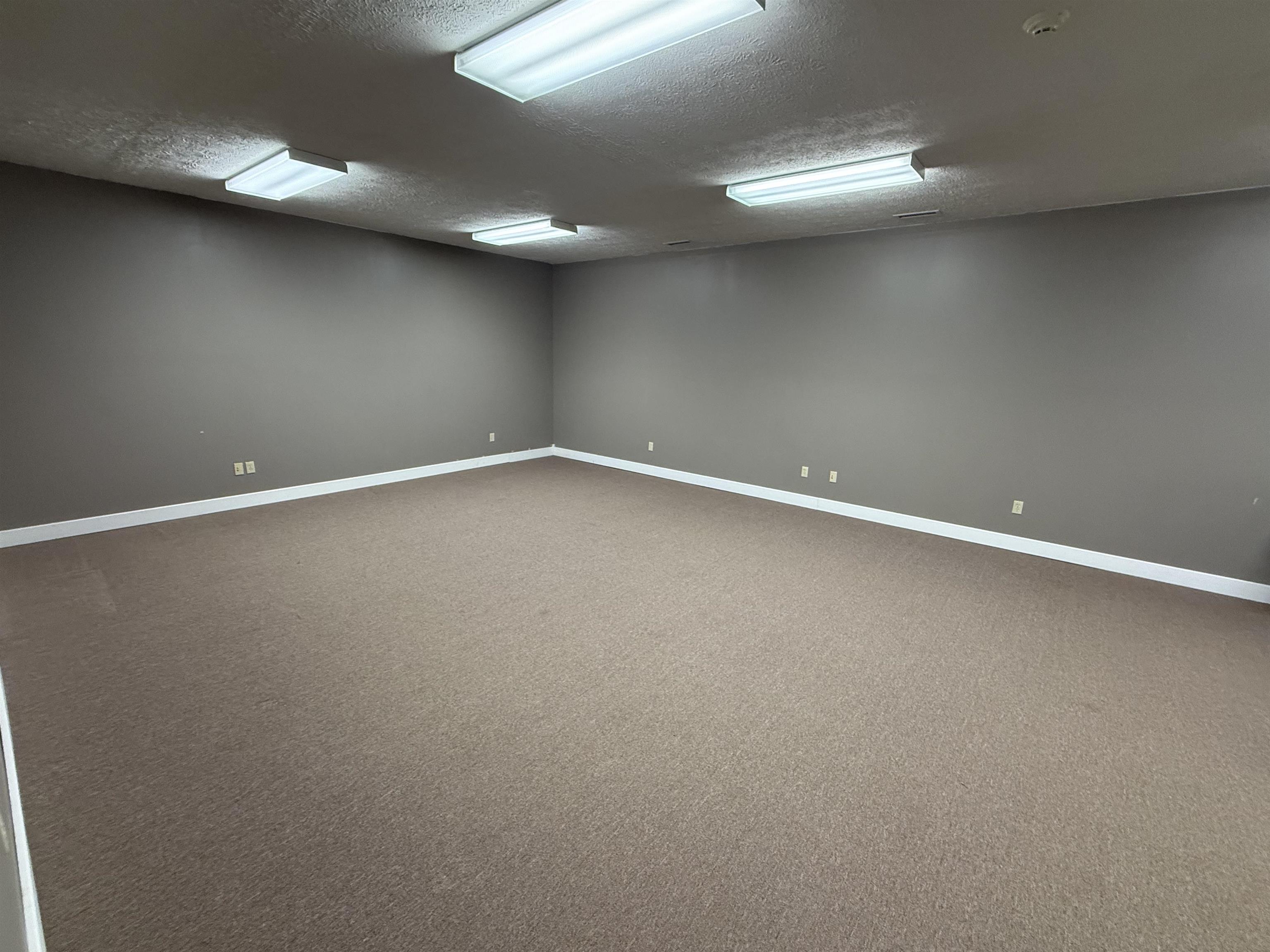 https://zimg.paragon.ice.com/ParagonImages/Property/PH/AABRKY/61443/8/0/0/4df8e398ba492c320c71851ad9523d4b/0/a3d01e40c4bf3b56e3bb65f65dfe129f/61443-7a985b70-c19f-4114-985a-245b558e2f5c.JPG