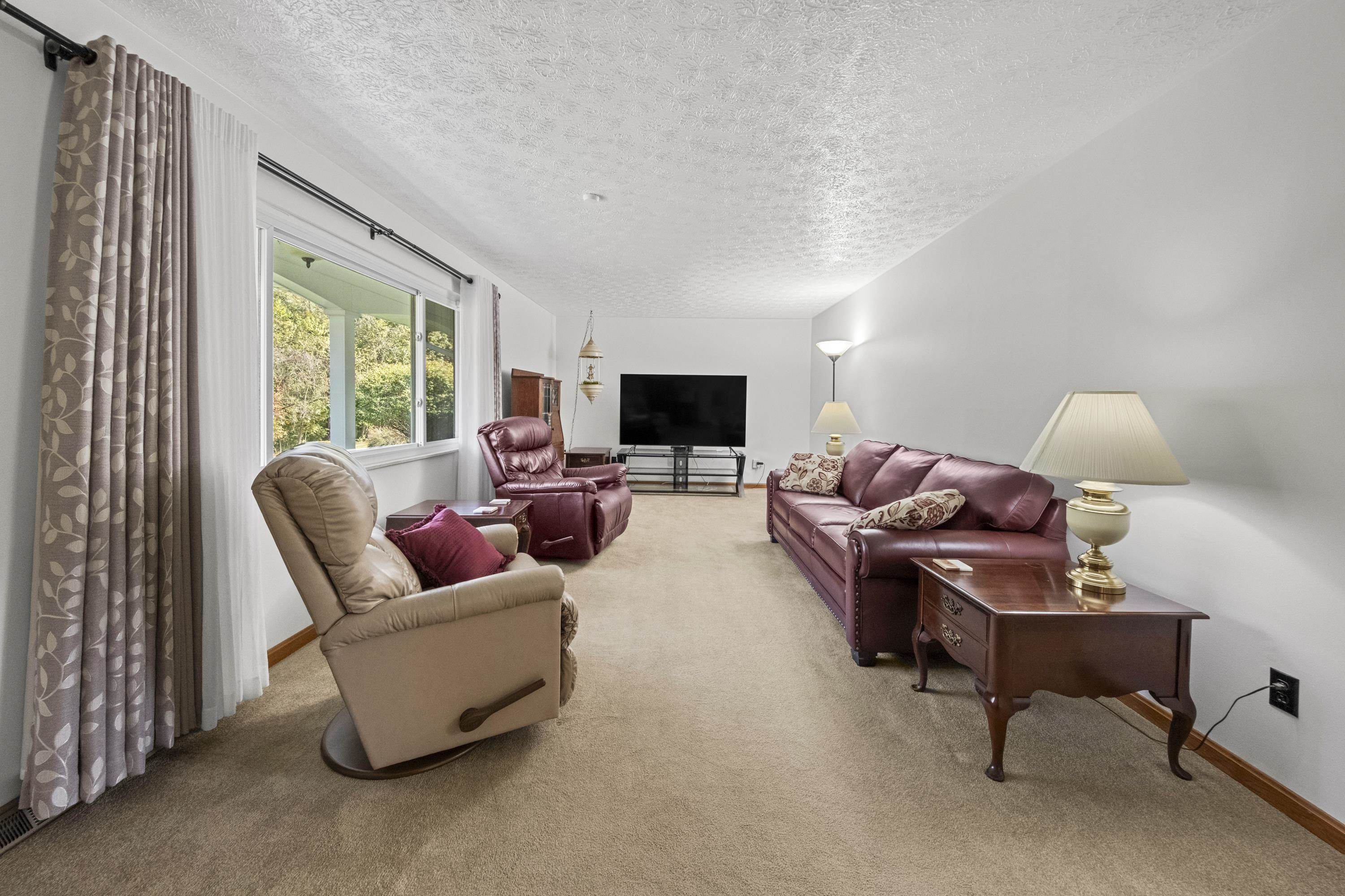 https://zimg.paragon.ice.com/ParagonImages/Property/PH/AABRKY/61444/11/0/0/dab8bb30002b4c4661eb9b5b83a98283/0/af2501999d75da62a35f5b5c9dadf504/61444-1de6c595-3606-4913-959c-1b069ef9d9f1.JPG