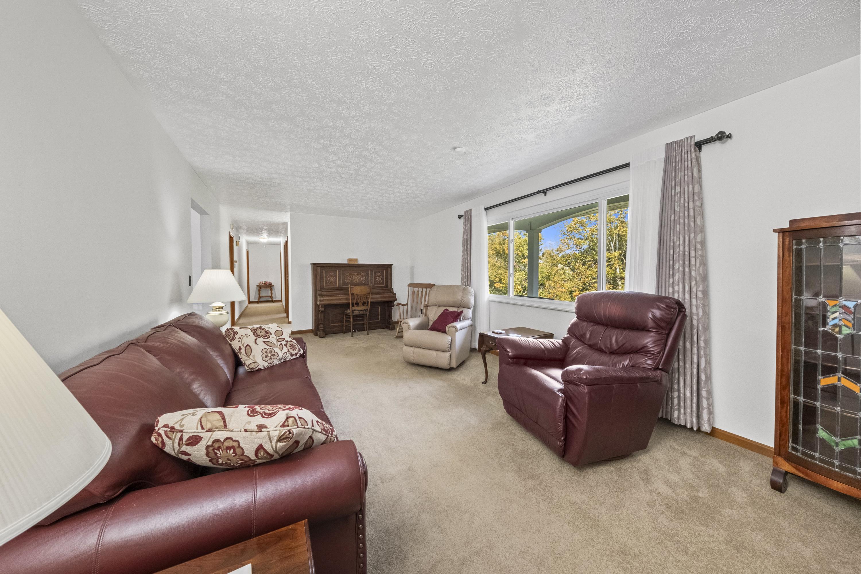 https://zimg.paragon.ice.com/ParagonImages/Property/PH/AABRKY/61444/12/0/0/5b3b3a15c4f016f42d40f2e2153e73c0/0/af2501999d75da62a35f5b5c9dadf504/61444-4b2f6ac9-67db-4a17-ba71-fe217f41eedc.JPG