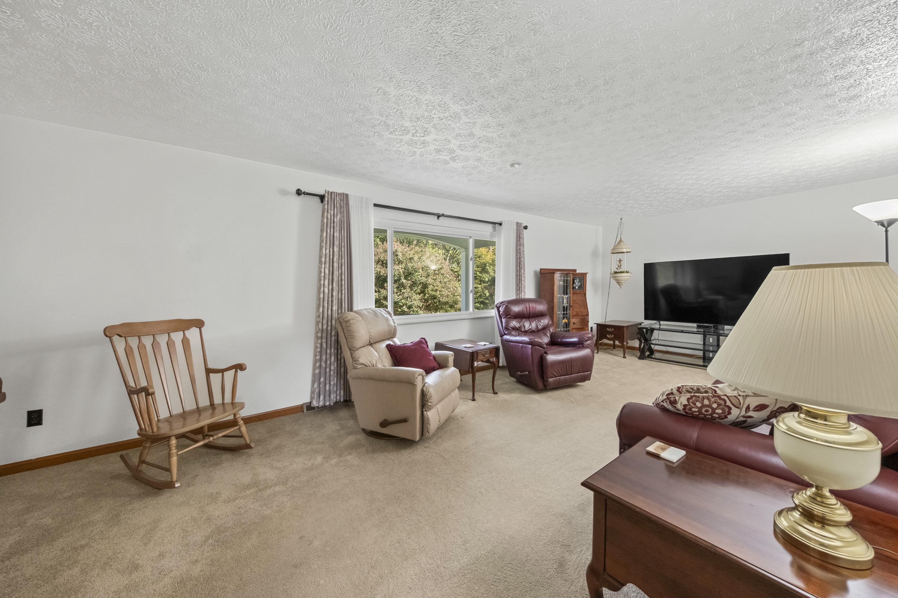 https://zimg.paragon.ice.com/ParagonImages/Property/PH/AABRKY/61444/13/0/0/b44c3ae5e2e9a78334aff03b707cd1c9/0/af2501999d75da62a35f5b5c9dadf504/61444-190a7b5e-aaf6-4db0-8a90-0e174a6b4026.JPG