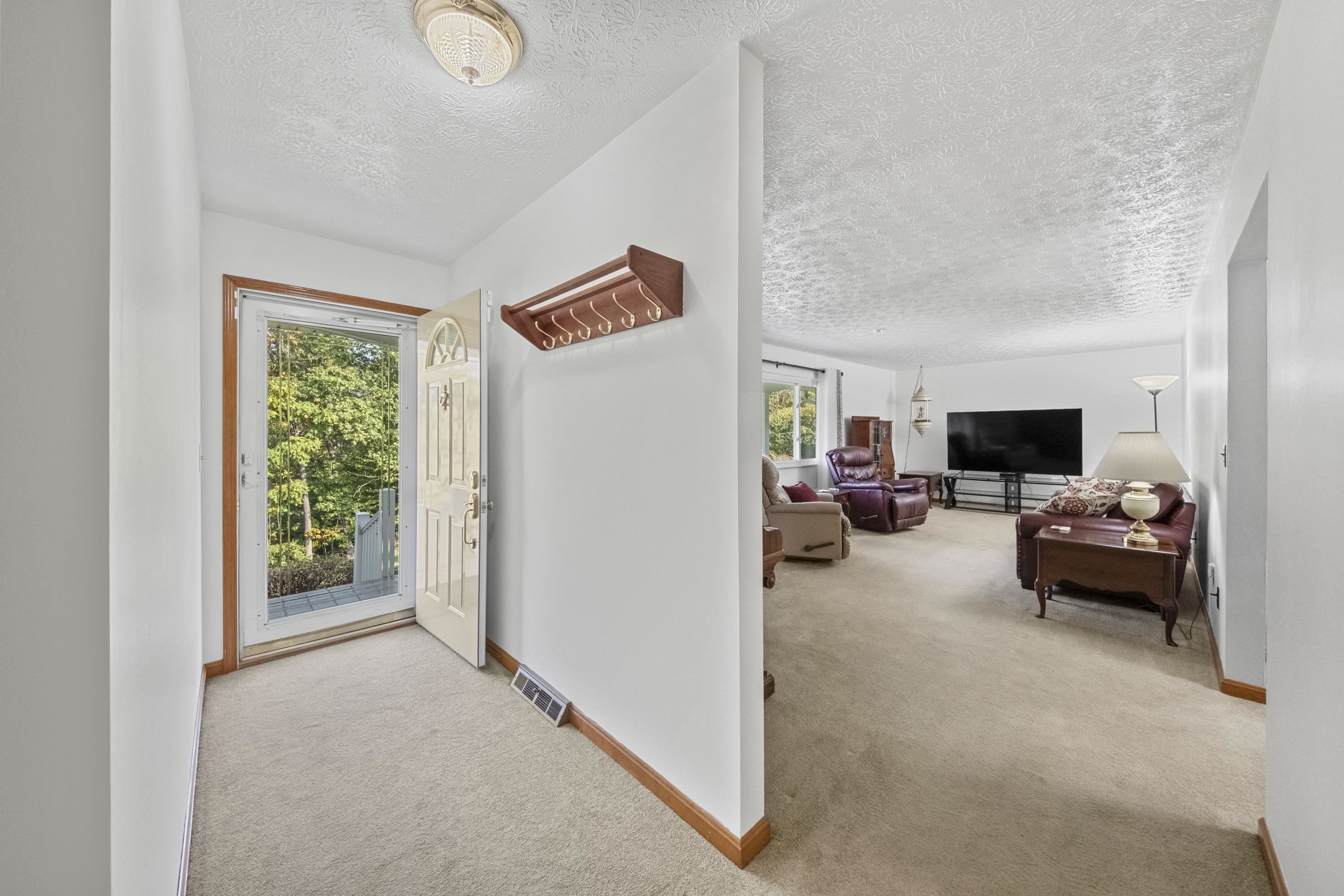 https://zimg.paragon.ice.com/ParagonImages/Property/PH/AABRKY/61444/9/0/0/f6d376677888cee674267a9bfdbcb232/0/af2501999d75da62a35f5b5c9dadf504/61444-b1ec5193-5d9c-450d-a4de-19931c691bce.JPG