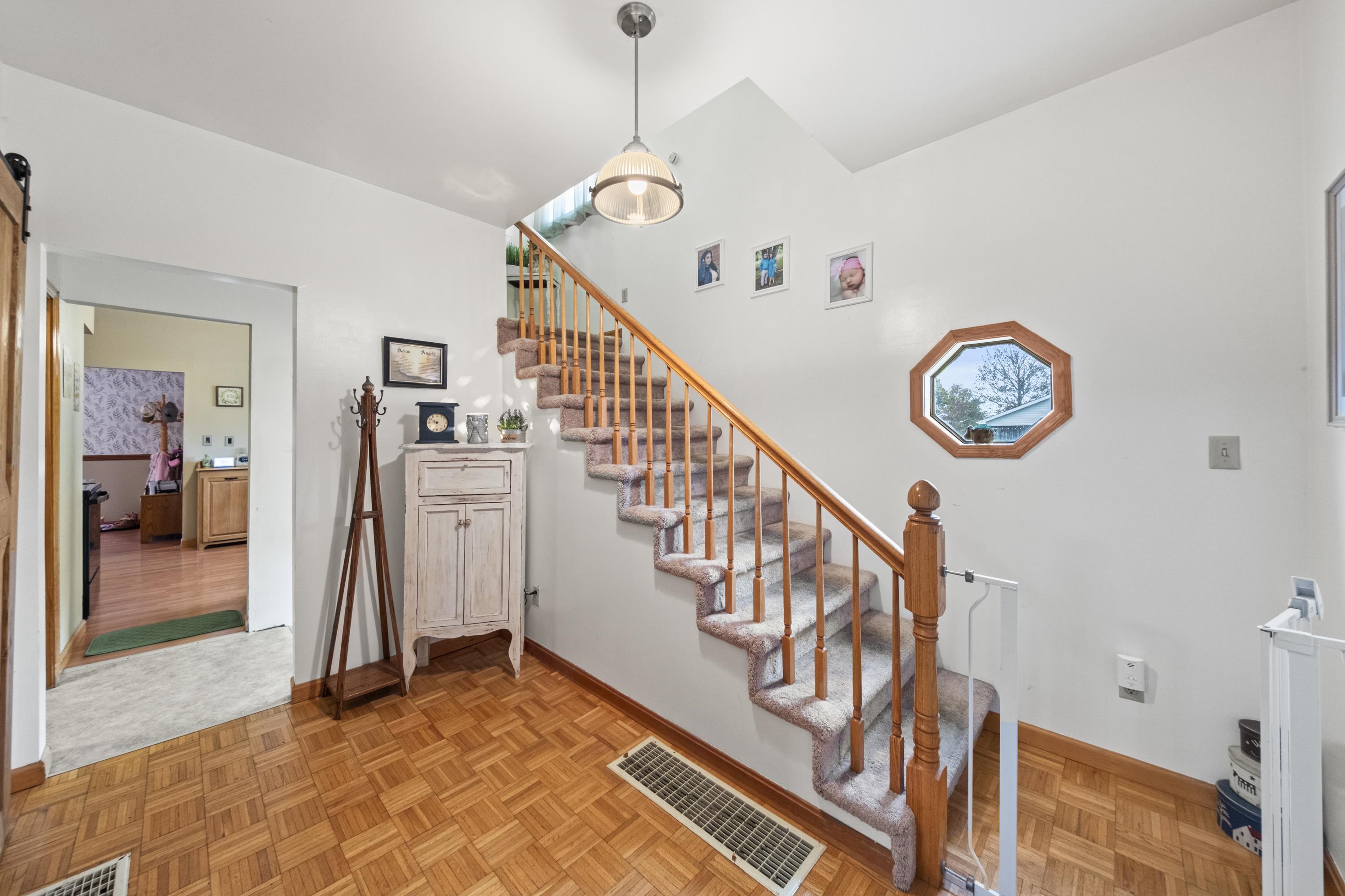https://zimg.paragon.ice.com/ParagonImages/Property/PH/AABRKY/61447/7/0/0/e145daa8b21690c491be2d9427049286/0/cc89a0b130b8e42522c899c8770fd347/61447-f8b42c3b-a1f7-43e2-b5f6-ec21443f5c72.JPG
