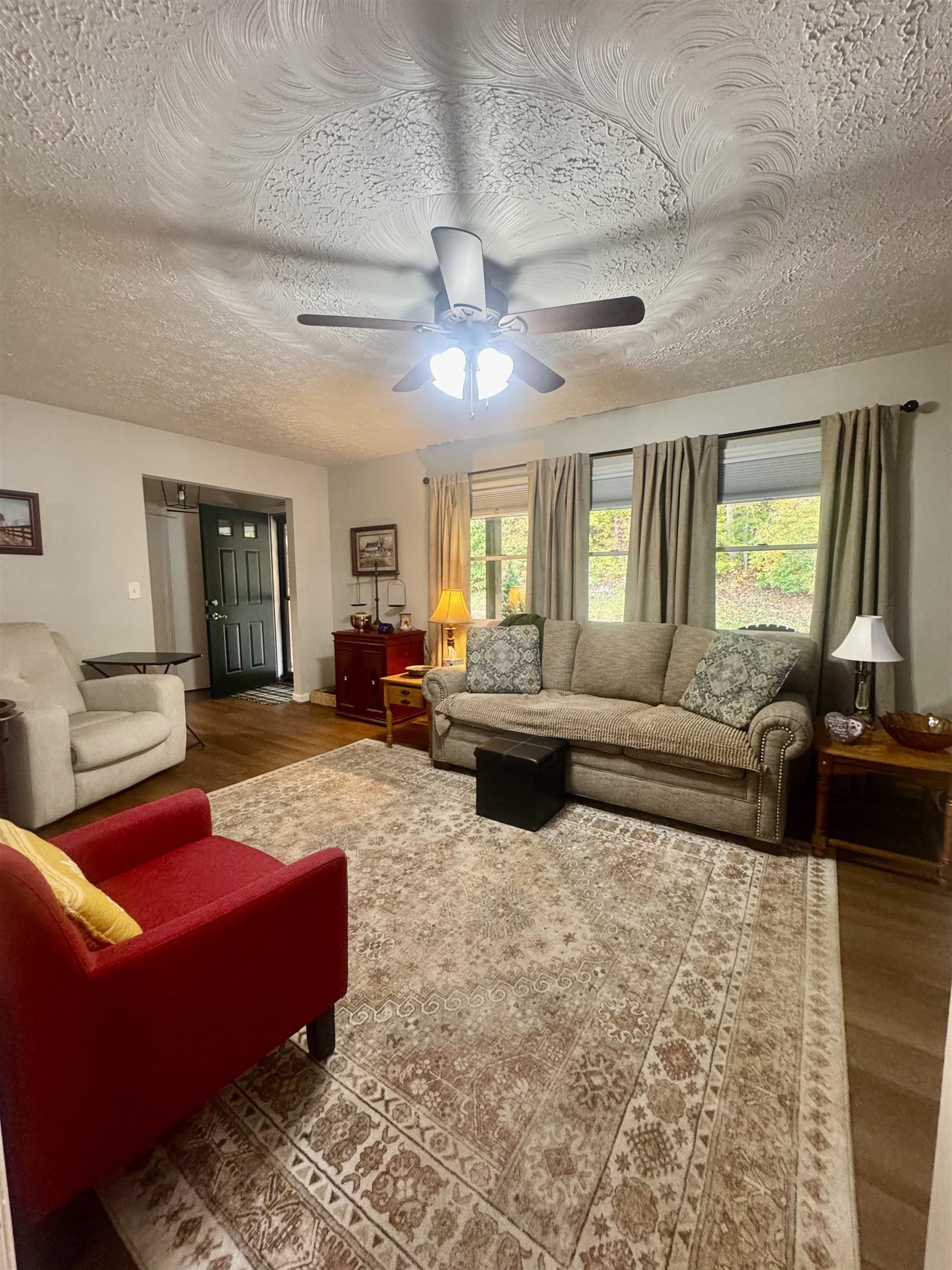 https://zimg.paragon.ice.com/ParagonImages/Property/PH/AABRKY/61453/5/0/0/7e67be0659e7e3784e5f57b26f8263af/0/90e3b5e800f4e92bbdb6bc8f103370c4/61453-d5abbedf-790f-47e8-b6ef-32ba8792e10f.JPG