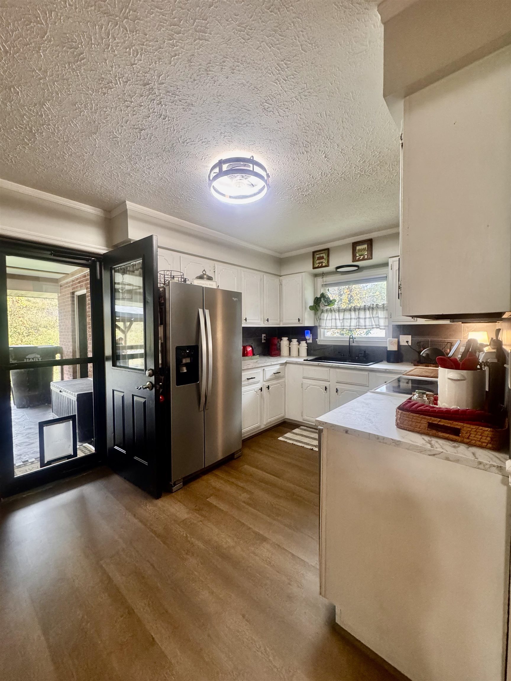 https://zimg.paragon.ice.com/ParagonImages/Property/PH/AABRKY/61453/6/0/0/23e1fcf273d40f26b3f413161899a679/0/90e3b5e800f4e92bbdb6bc8f103370c4/61453-96b9620d-1fd1-4799-98ca-8437602a1aec.JPG