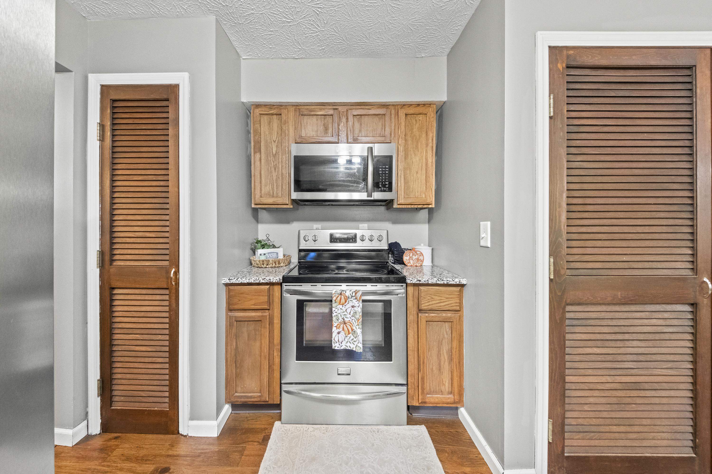 https://zimg.paragon.ice.com/ParagonImages/Property/PH/AABRKY/61454/11/0/0/1eabf5a270f704d2b92ed771f6f2228d/0/a9bfd892580c6112ca246239d08141d2/61454-b8db08f6-ae66-4bde-b6d4-37760a081e84.JPG