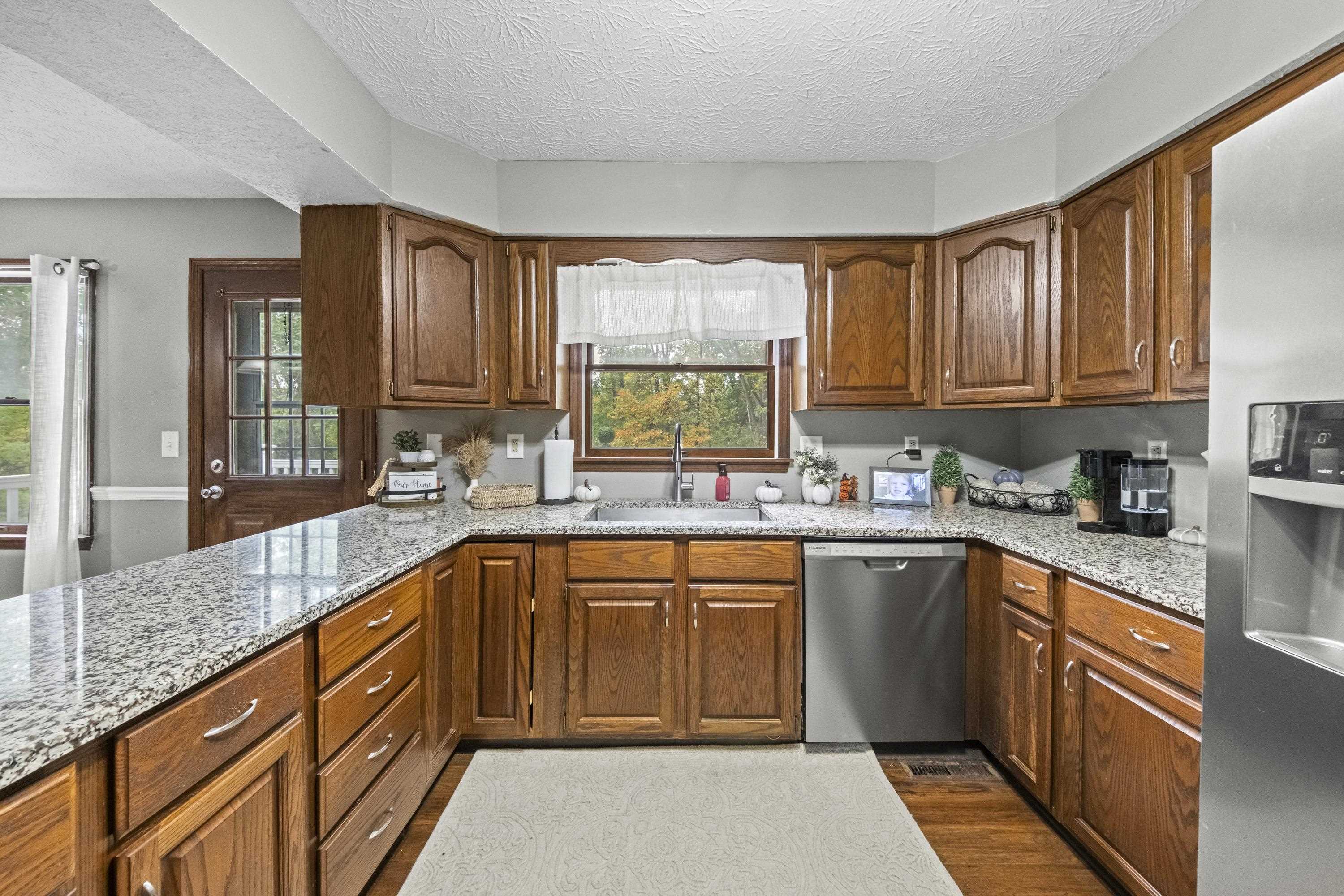 https://zimg.paragon.ice.com/ParagonImages/Property/PH/AABRKY/61454/2/0/0/a11f2075730f3fc2c5a081d36a54fb7e/0/a9bfd892580c6112ca246239d08141d2/61454-cdb166f5-43f4-4e36-8be3-f9e017e76cc3.JPG