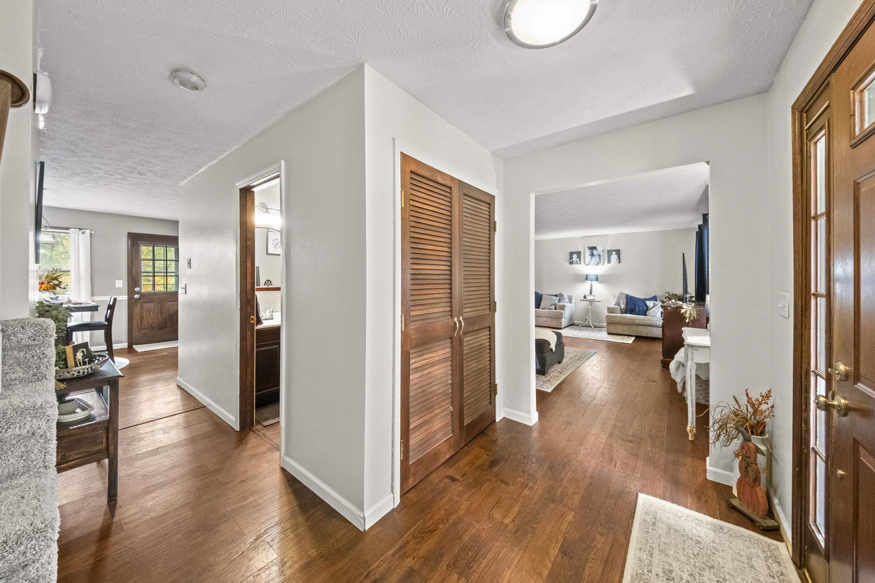 https://zimg.paragon.ice.com/ParagonImages/Property/PH/AABRKY/61454/4/0/0/a14a4d2bf1fba265910aafc34c0ca9c4/0/a9bfd892580c6112ca246239d08141d2/61454-7180dedb-e020-49cd-951b-b765b365c578.JPG