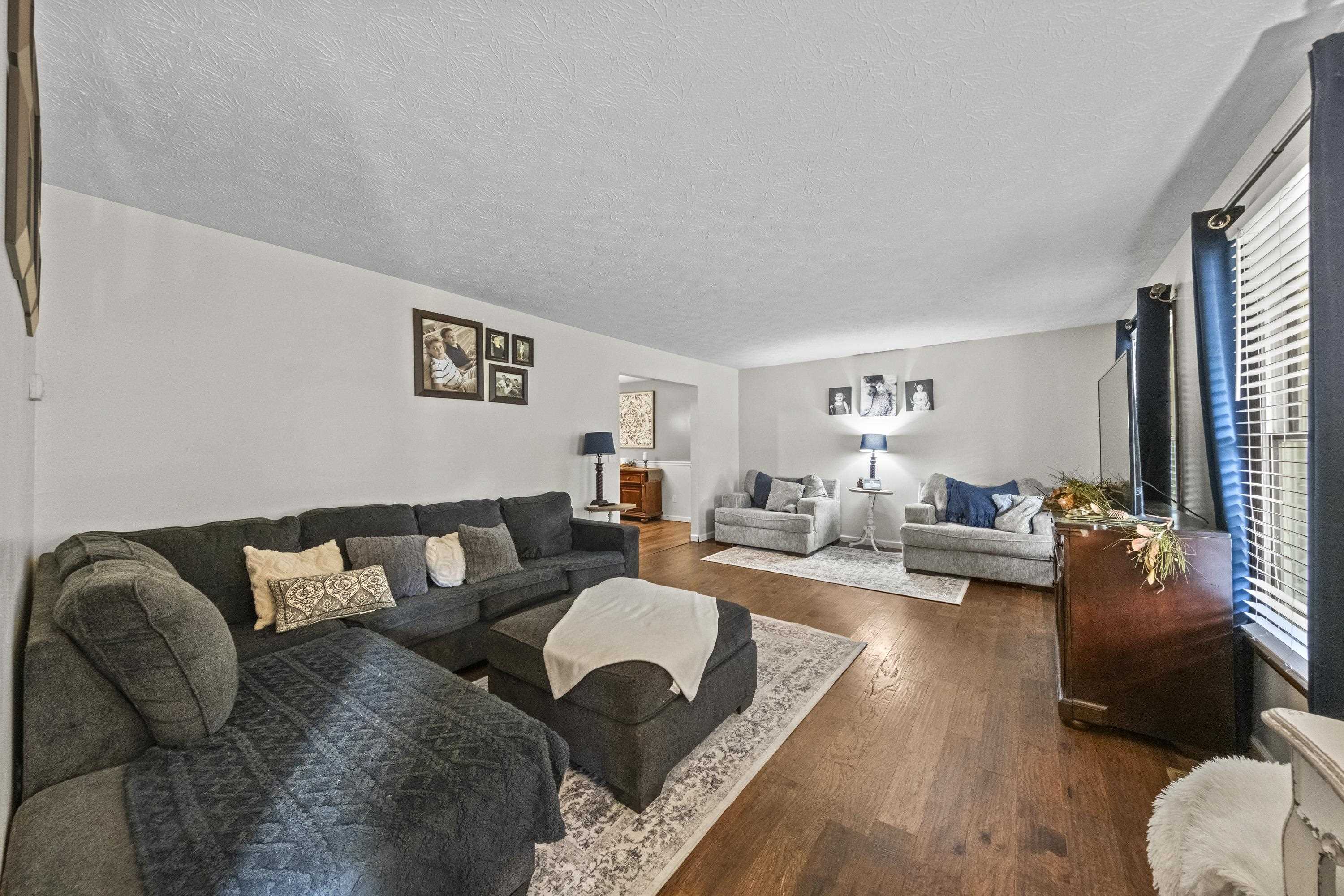 https://zimg.paragon.ice.com/ParagonImages/Property/PH/AABRKY/61454/6/0/0/4f87fdc8f4f2f037c420d35a43781b87/0/a9bfd892580c6112ca246239d08141d2/61454-4056bef5-559f-4f3d-b0d2-18a73203a3ef.JPG