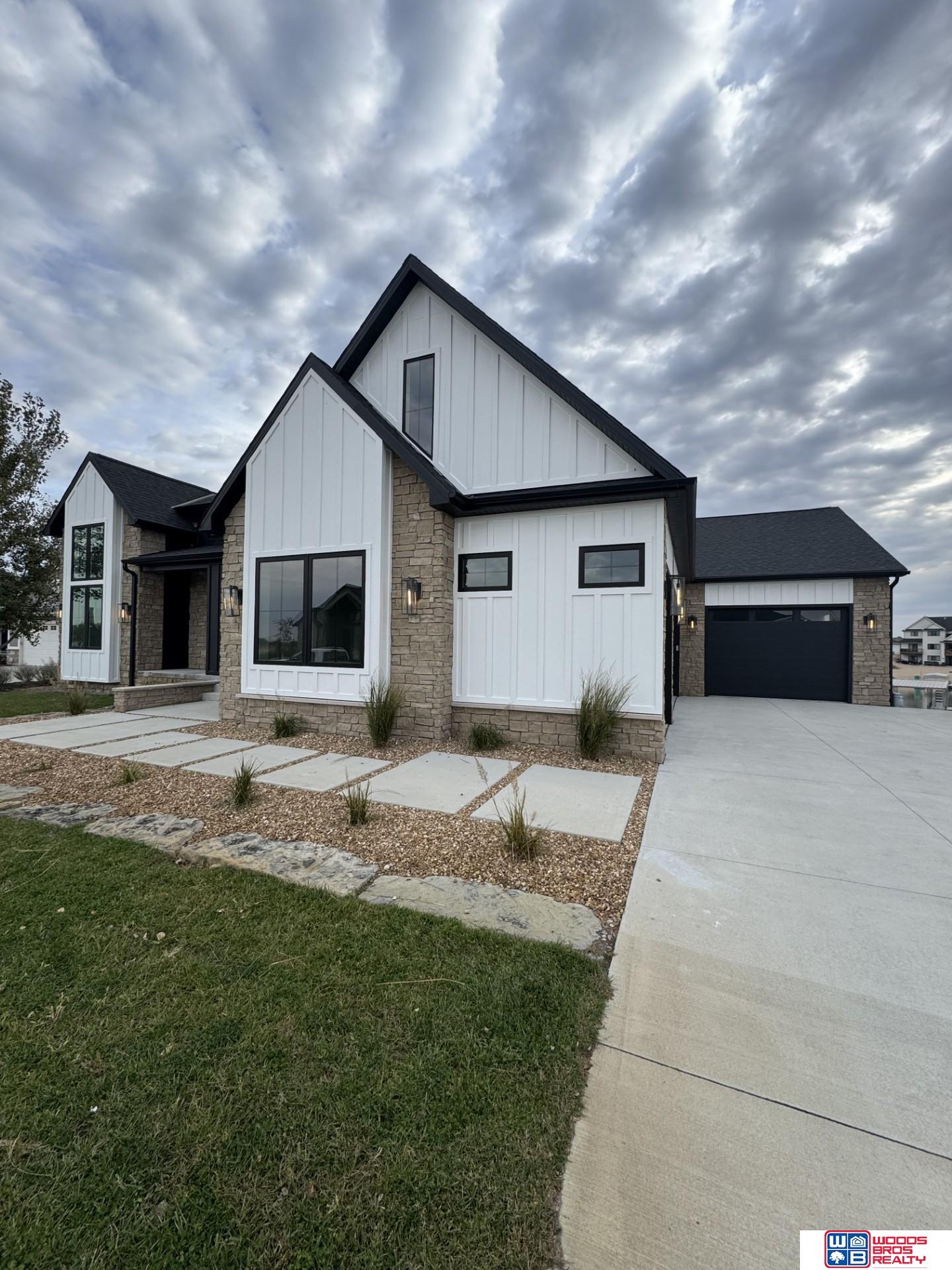 21811 Hillandale Drive, Elkhorn, NE, 68022
