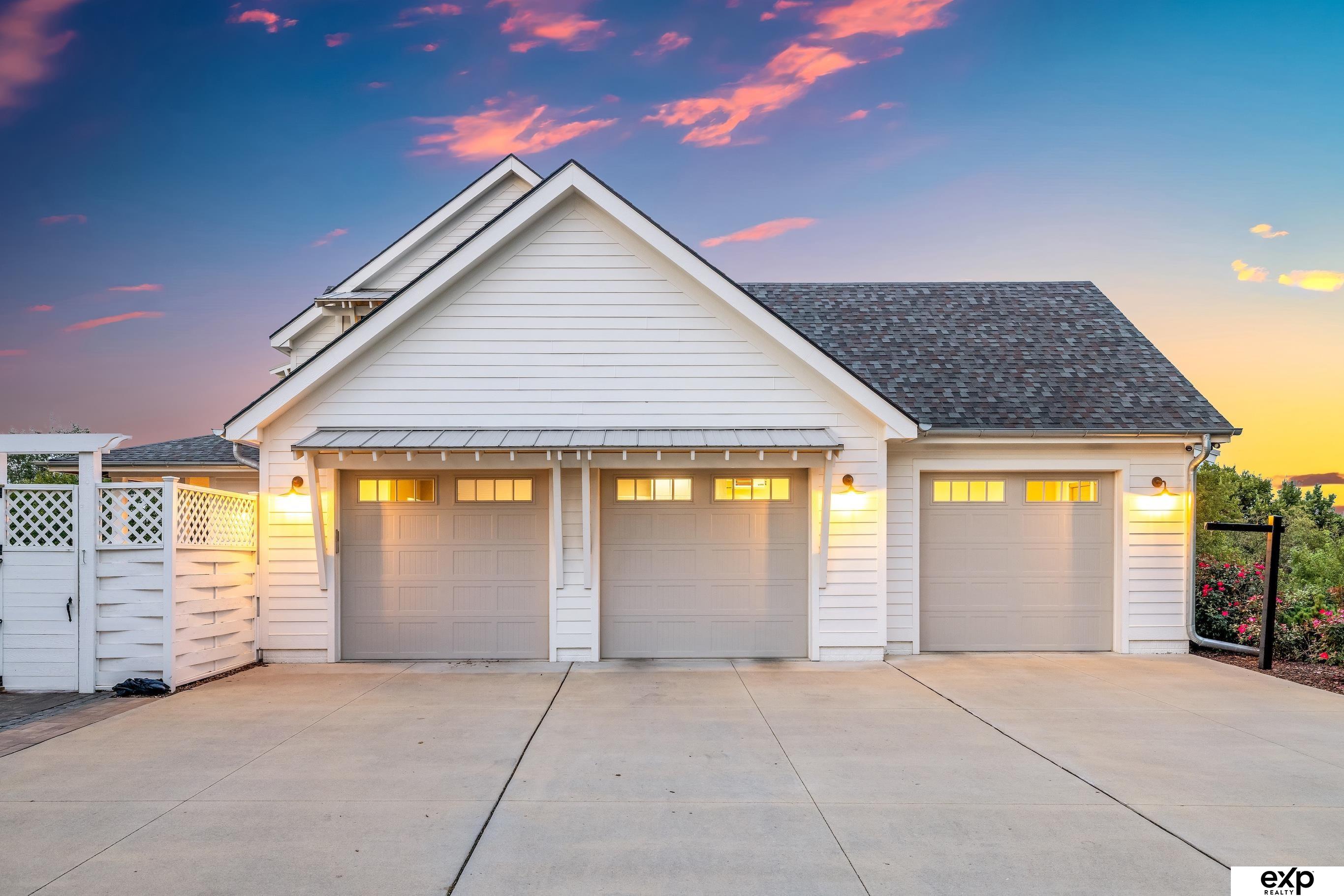 20740 Rawhide Road, Omaha, NE 68022 — MLS #22528616 — photo 7 of 76