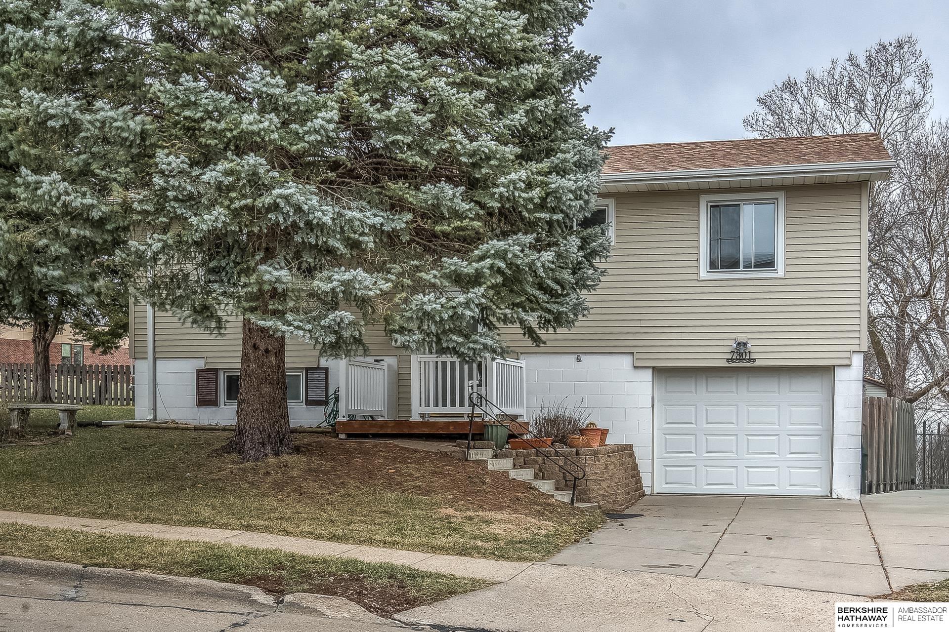 8759 S Glenview Drive, La Vista, NE, 68128