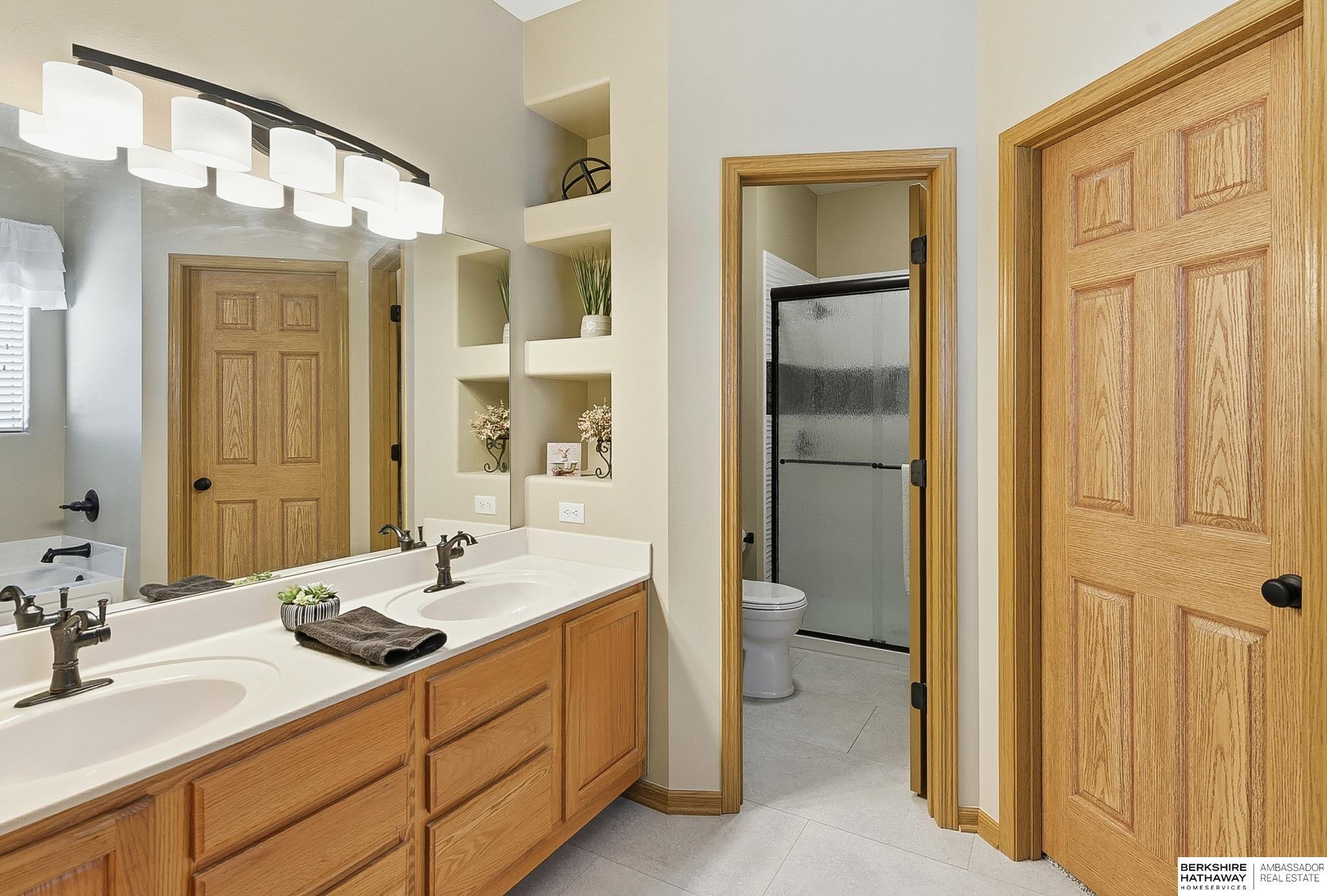 1004 Valleyview Drive, Papillion, NE, 68046