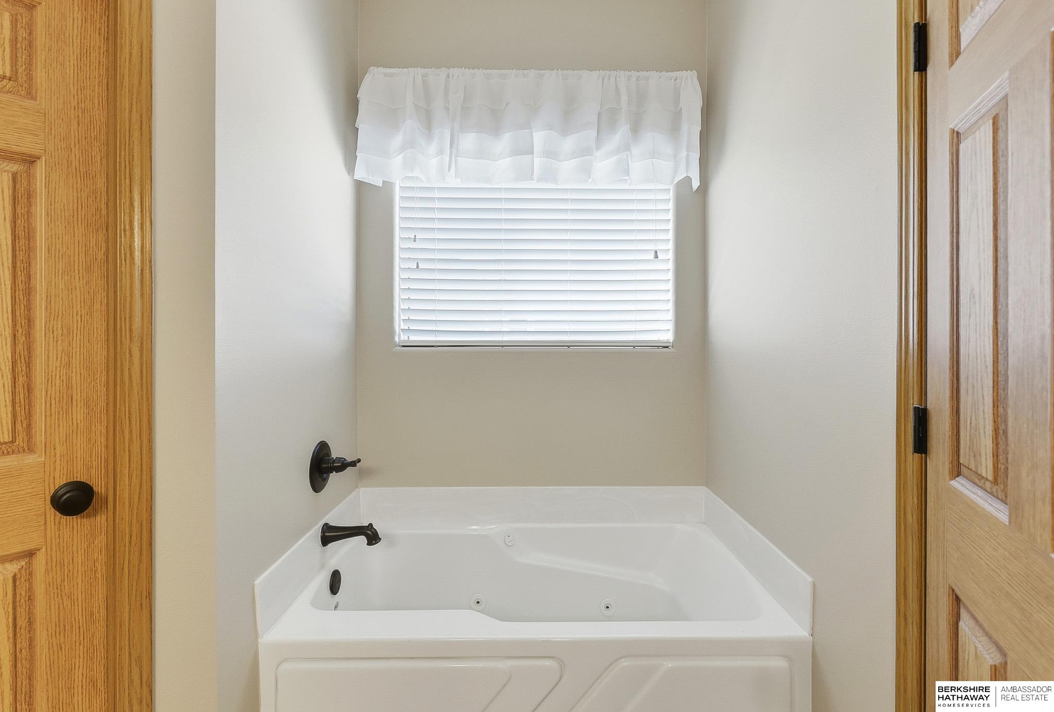 1004 Valleyview Drive, Papillion, NE, 68046