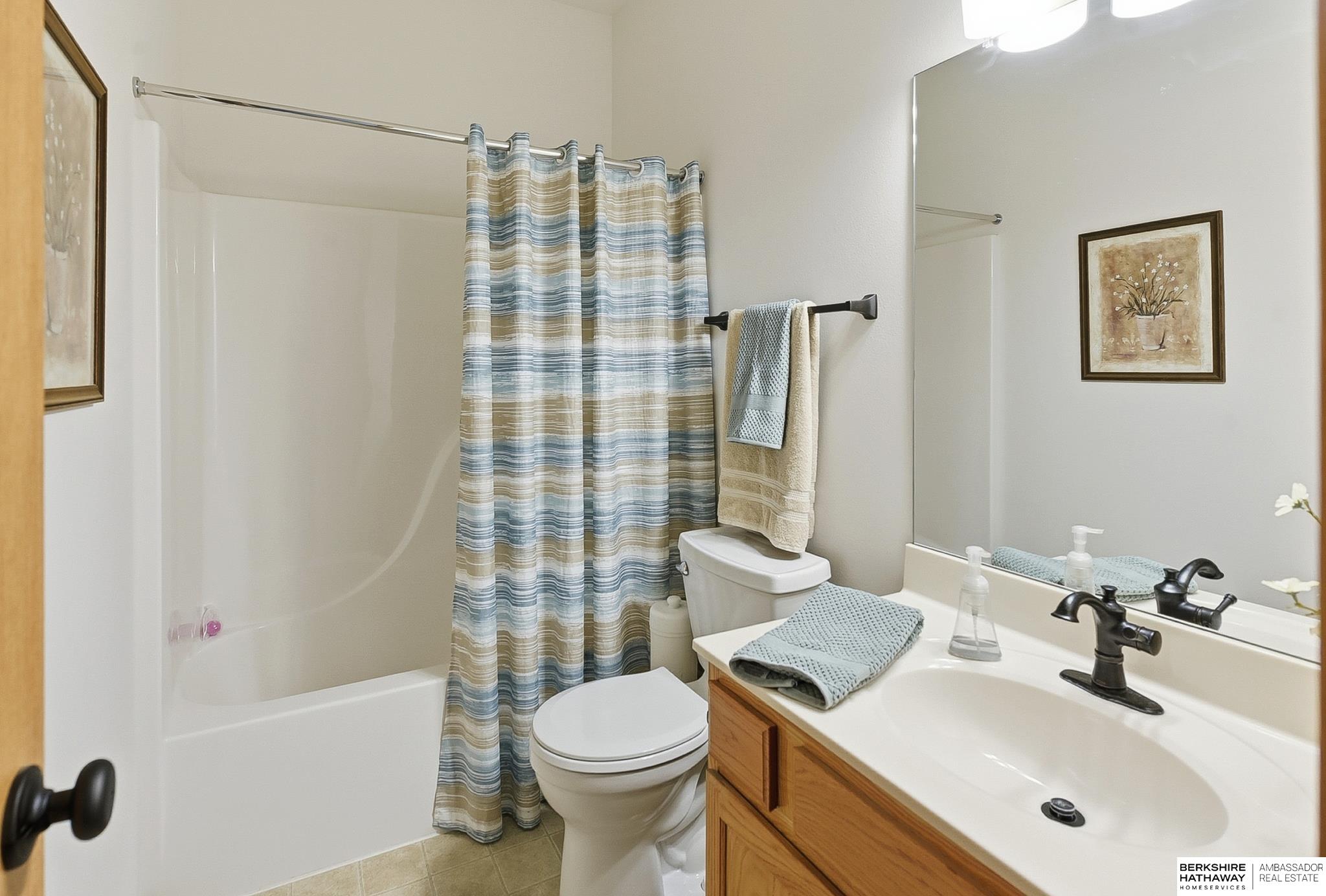 1004 Valleyview Drive, Papillion, NE, 68046