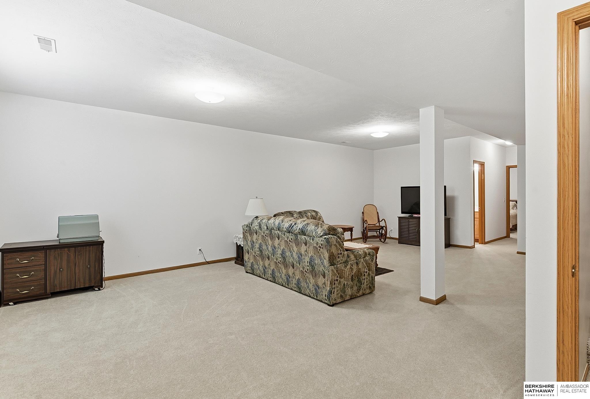 1004 Valleyview Drive, Papillion, NE, 68046