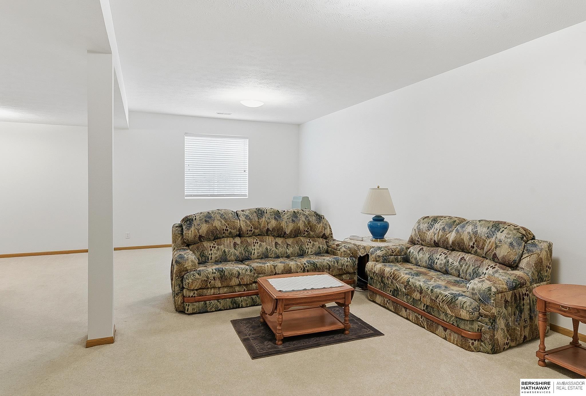 1004 Valleyview Drive, Papillion, NE, 68046