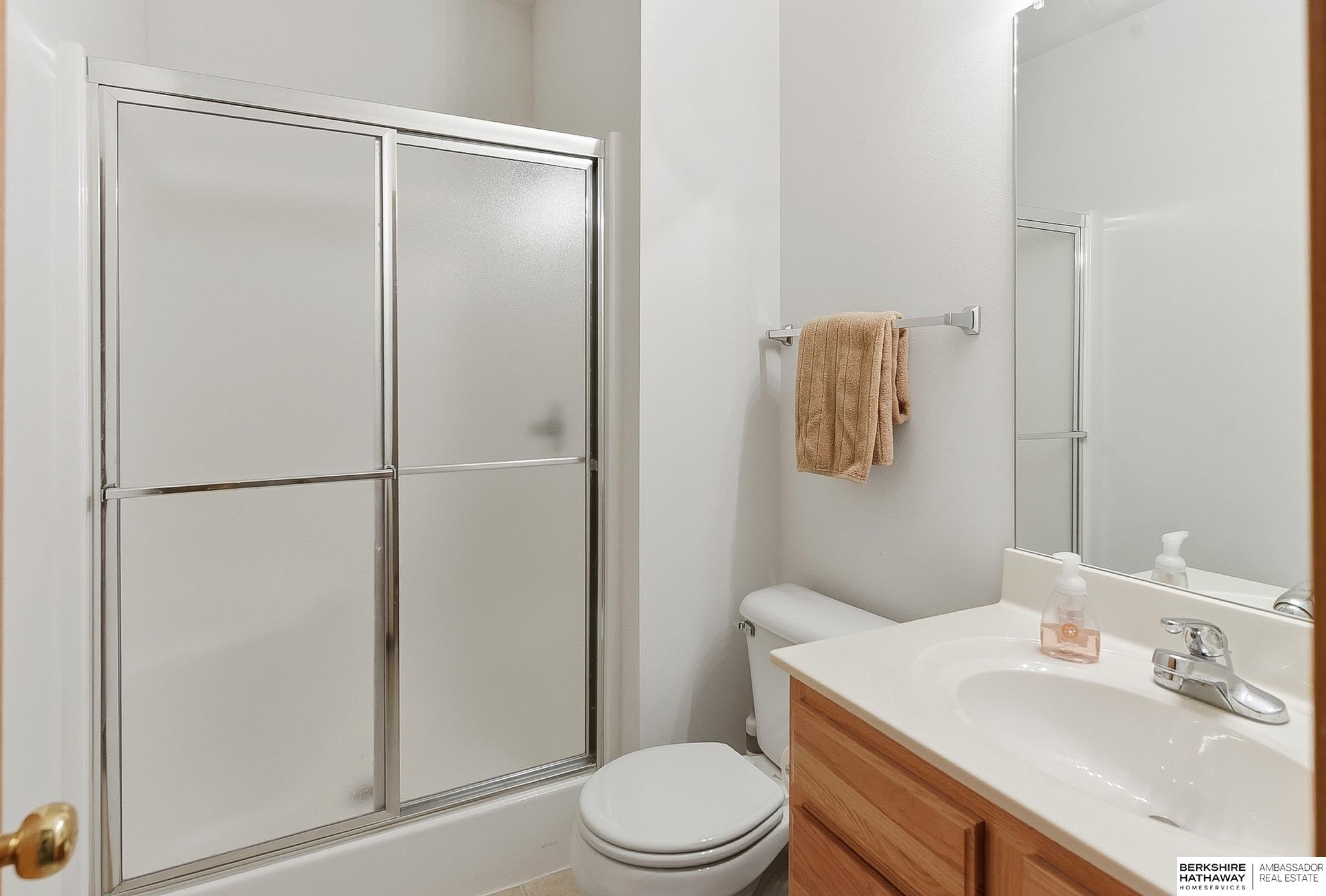 1004 Valleyview Drive, Papillion, NE, 68046