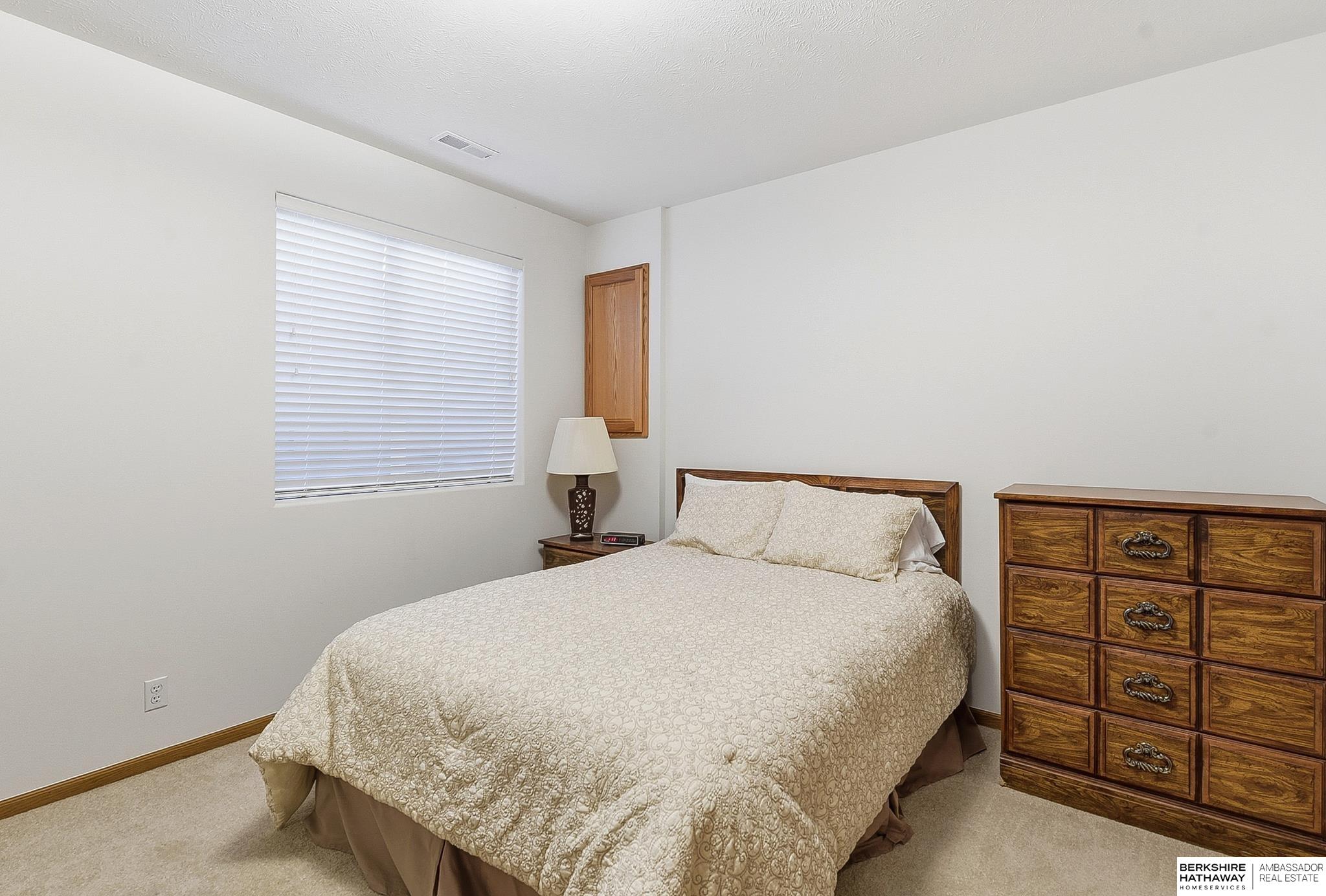 1004 Valleyview Drive, Papillion, NE, 68046