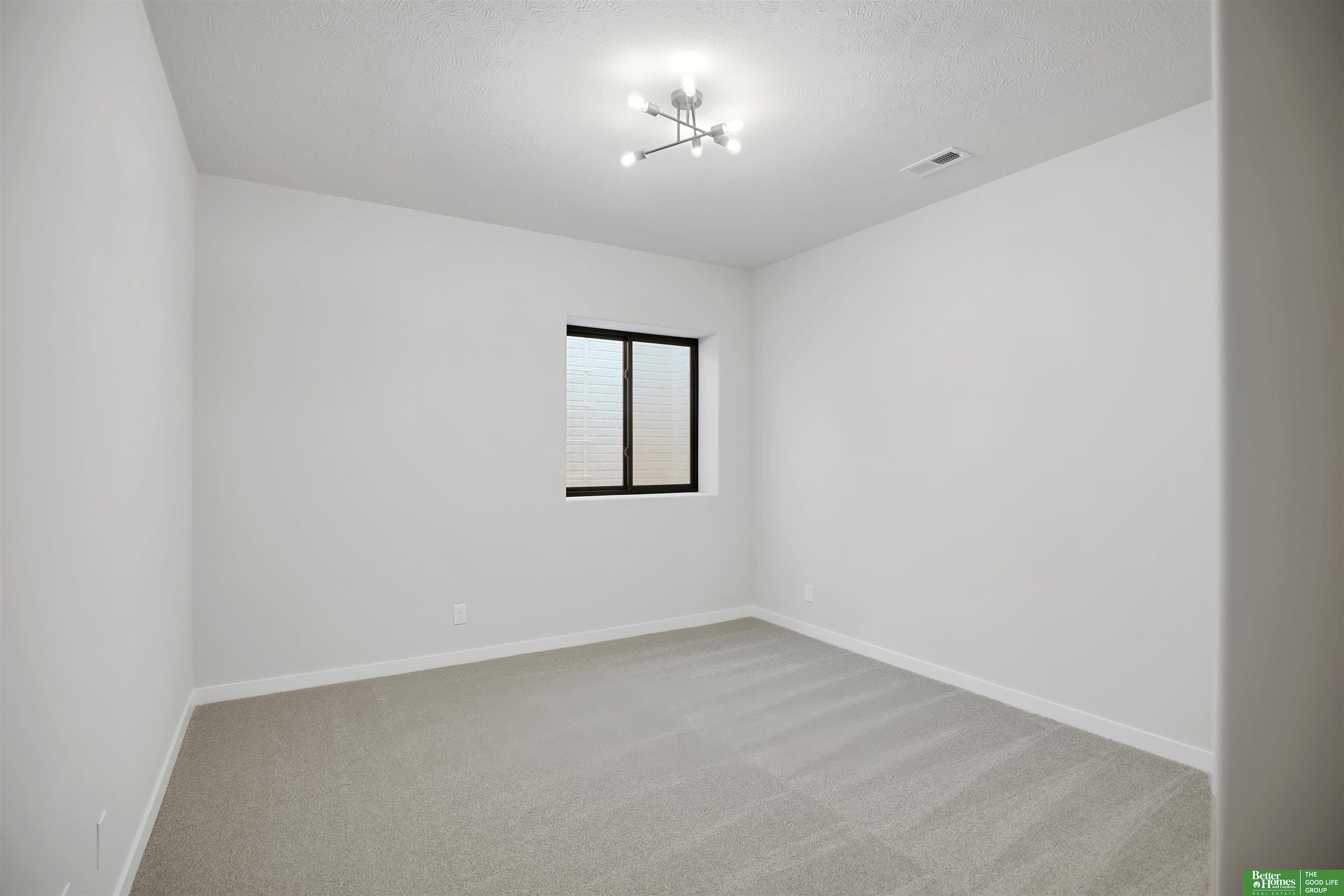 5608 N 213th Street, Elkhorn, NE, 68022