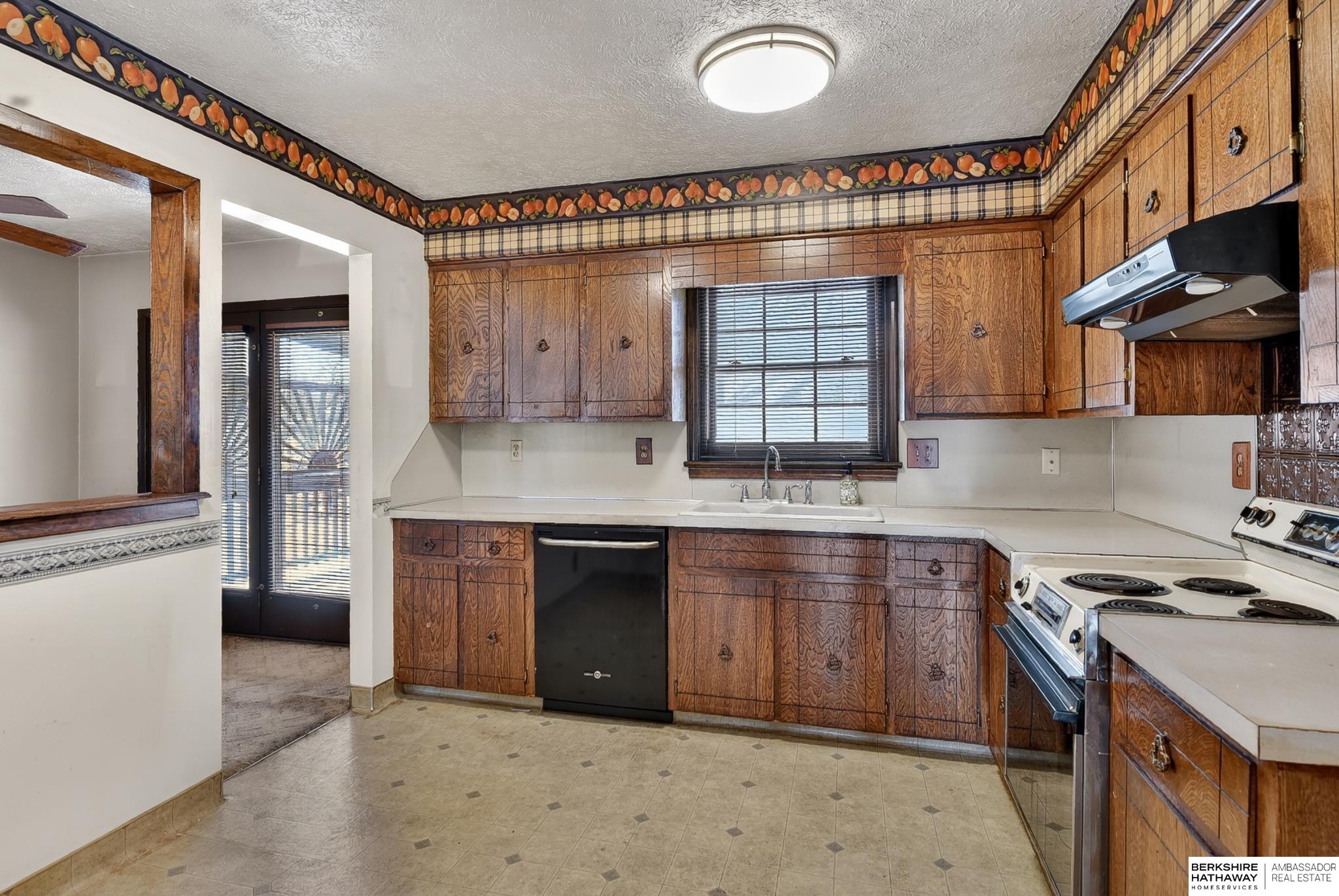 10145 Hansen Avenue, Omaha, NE, 68124-5010