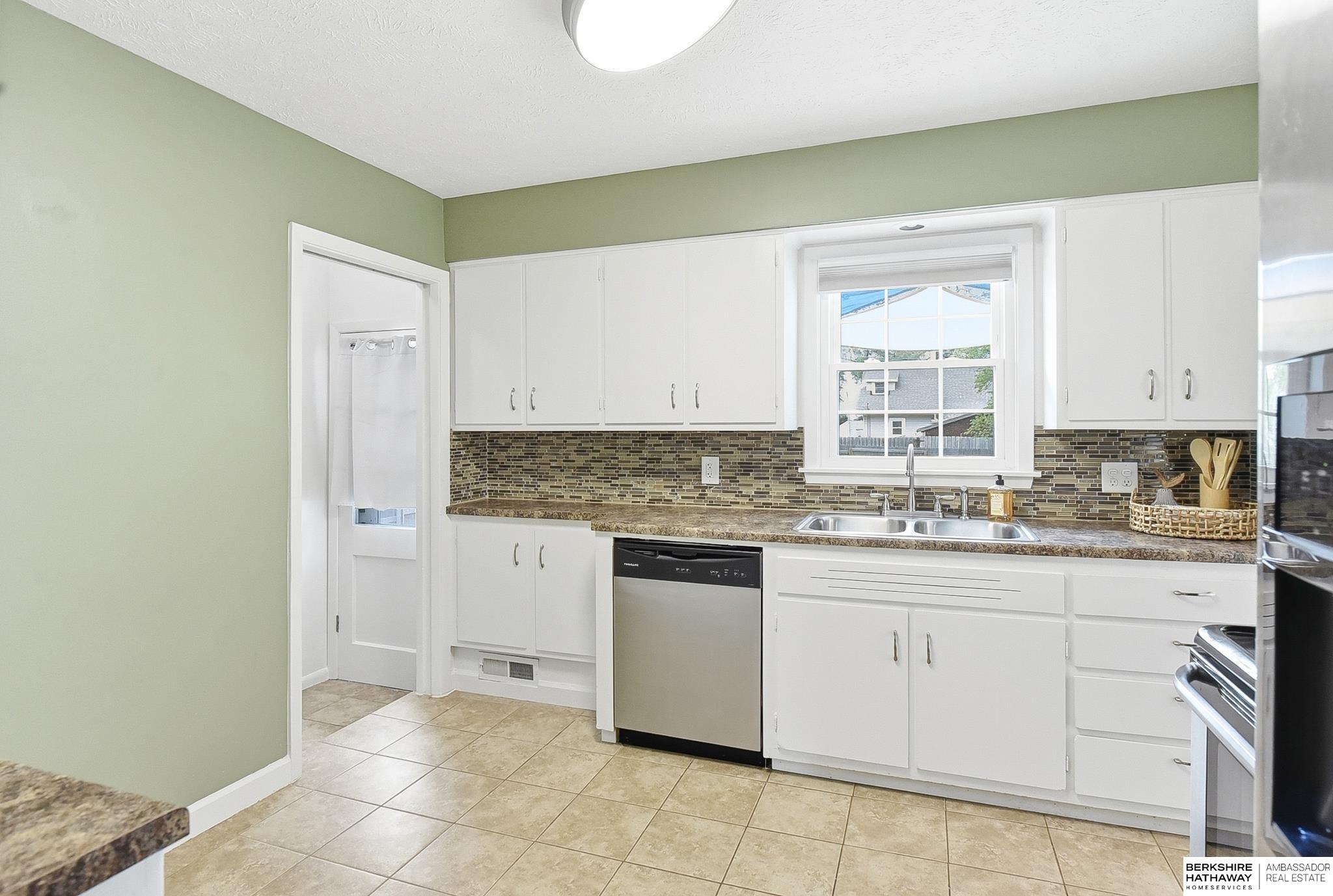 2528 N 62nd Street, Omaha, NE 68104 — MLS #22609146 — photo 11 of 36