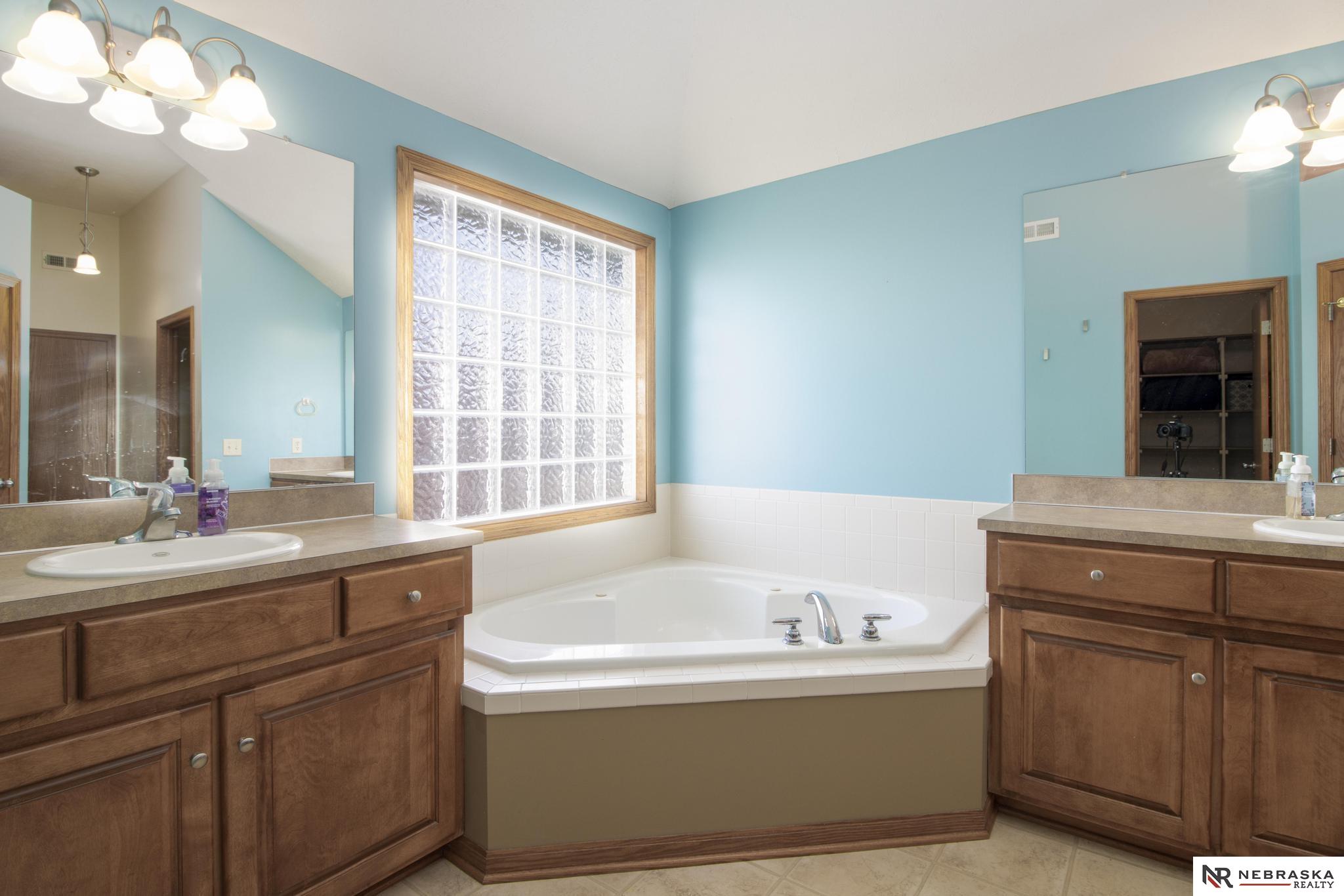 19330 H Street, Omaha, NE, 68135