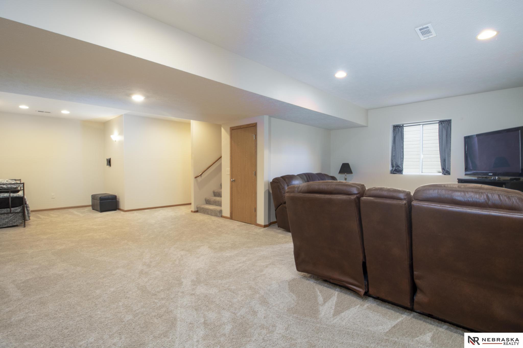 19330 H Street, Omaha, NE, 68135