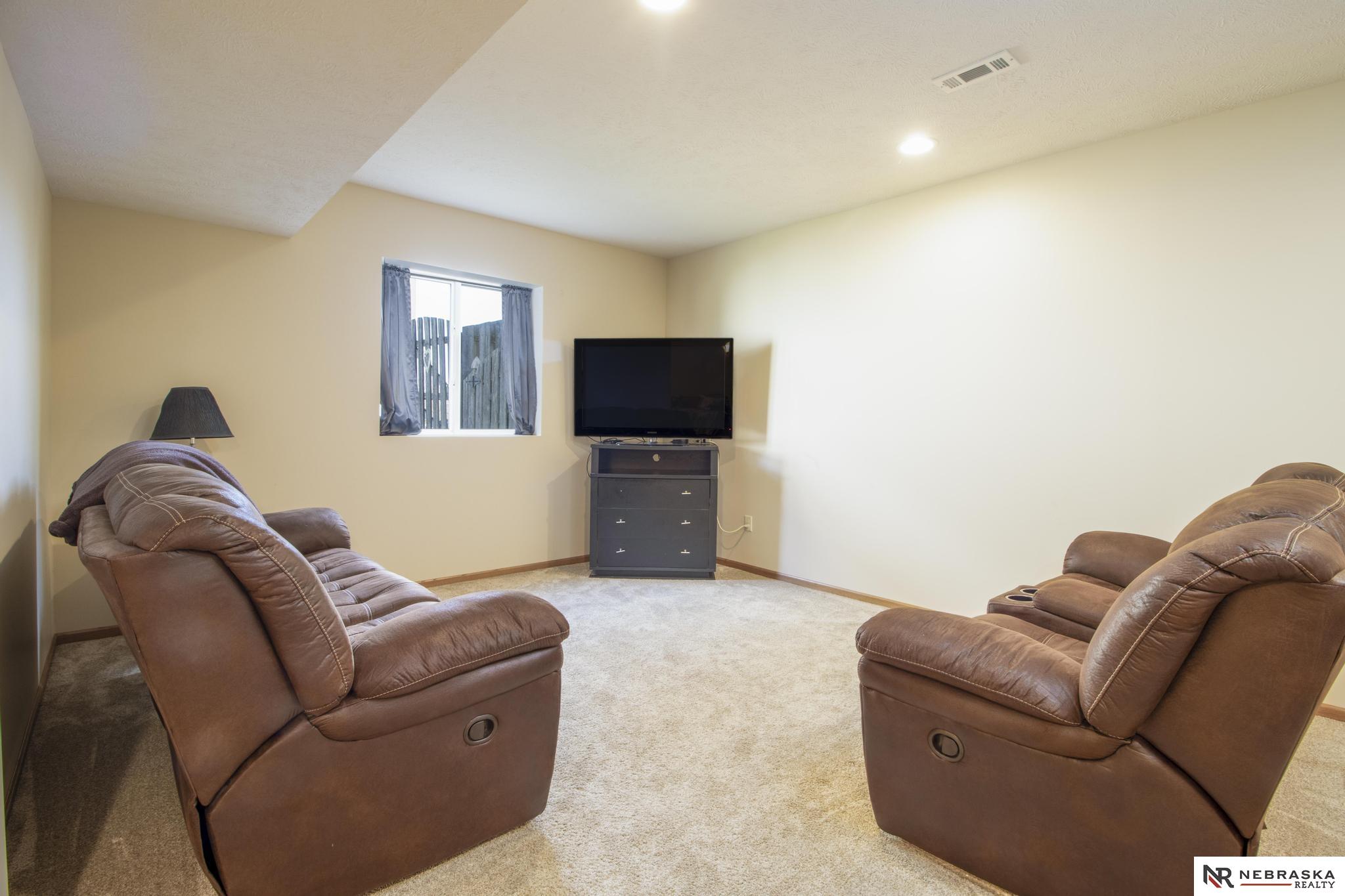 19330 H Street, Omaha, NE, 68135