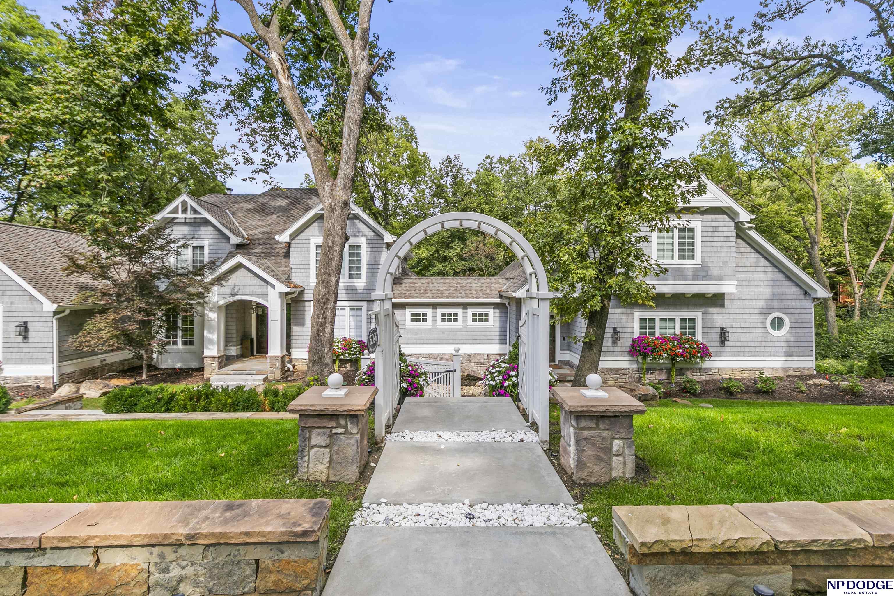 6026 Country Club Oaks Place, Omaha, NE, 68152