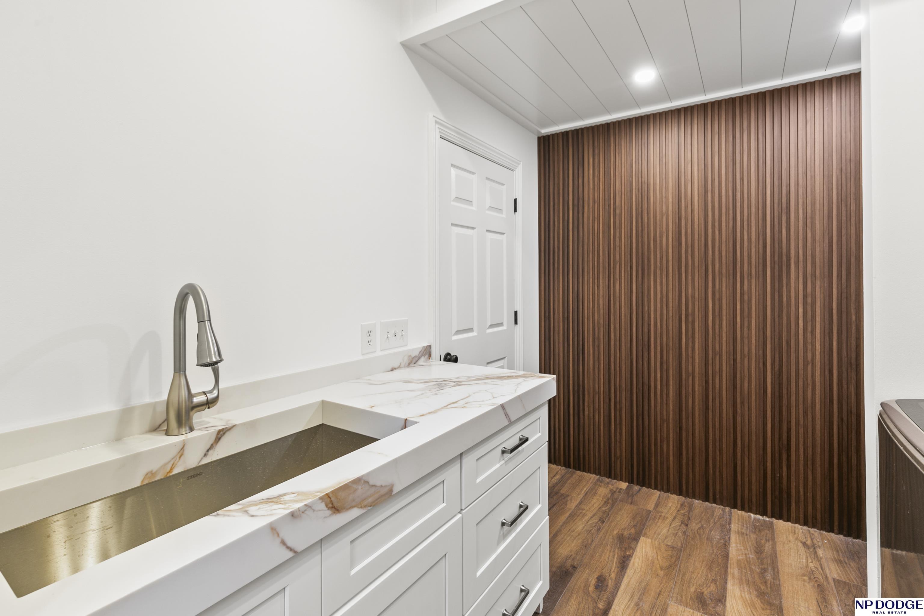 6026 Country Club Oaks Place, Omaha, NE, 68152