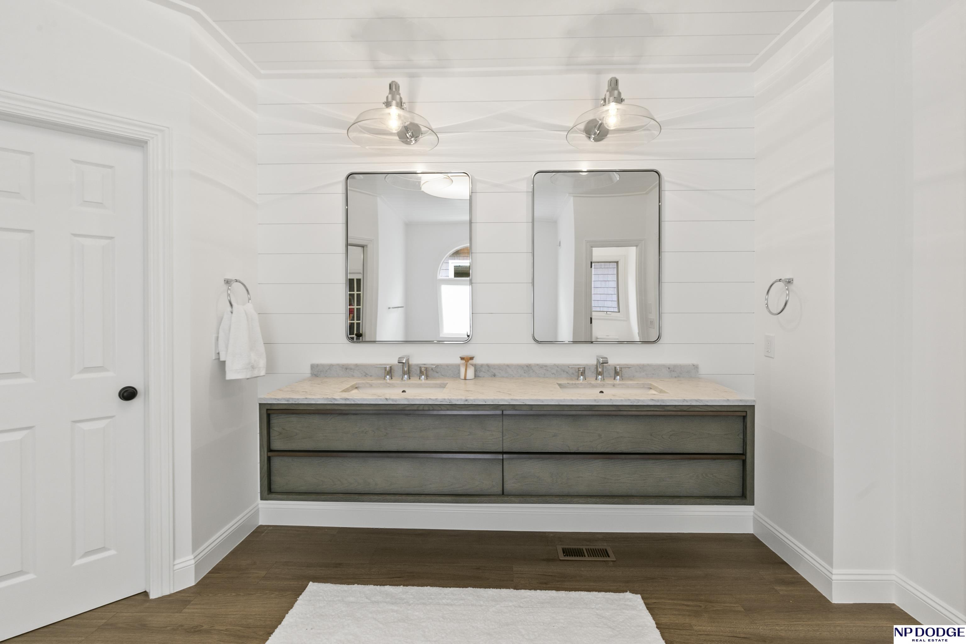 6026 Country Club Oaks Place, Omaha, NE, 68152