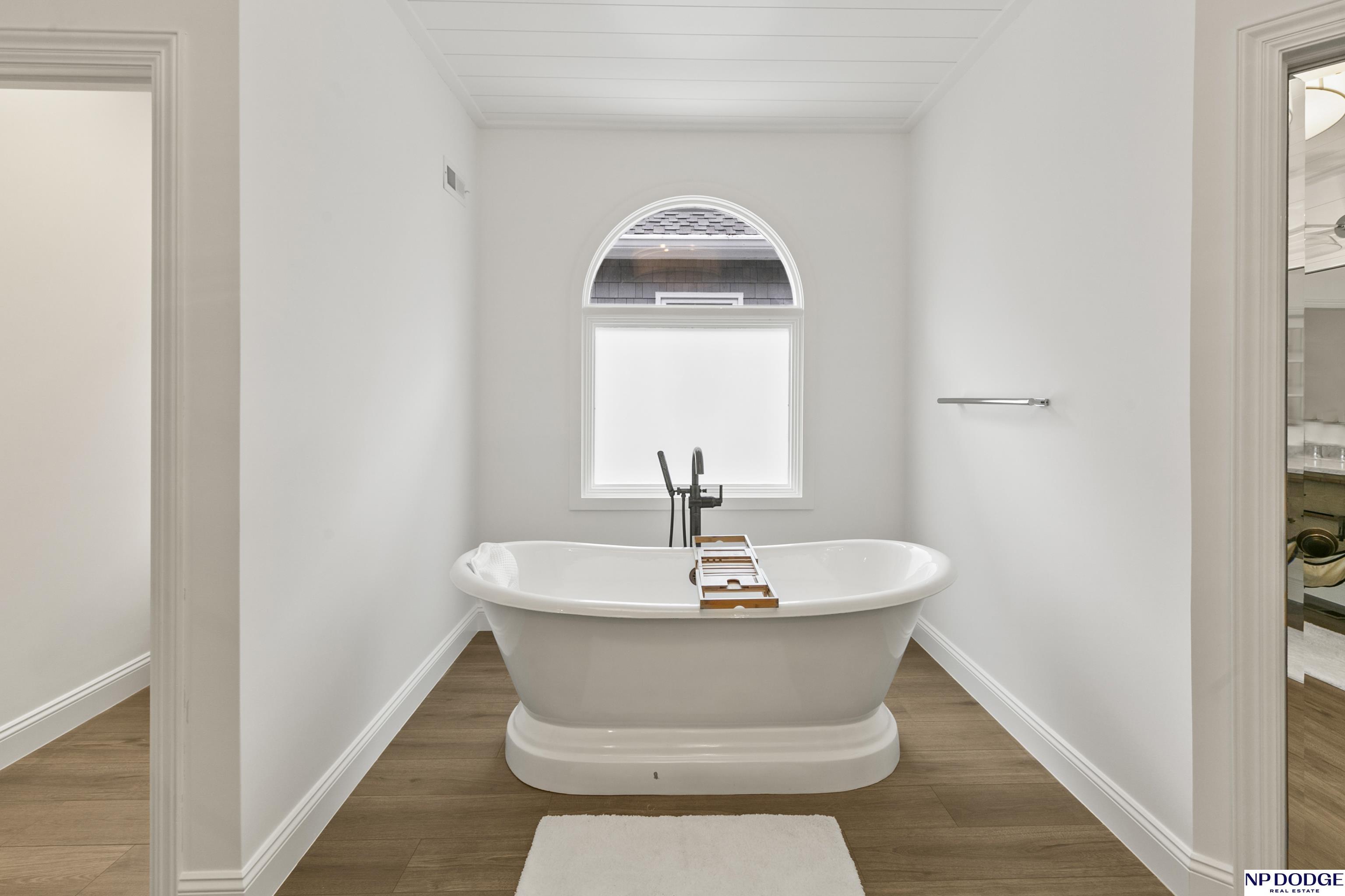 6026 Country Club Oaks Place, Omaha, NE, 68152