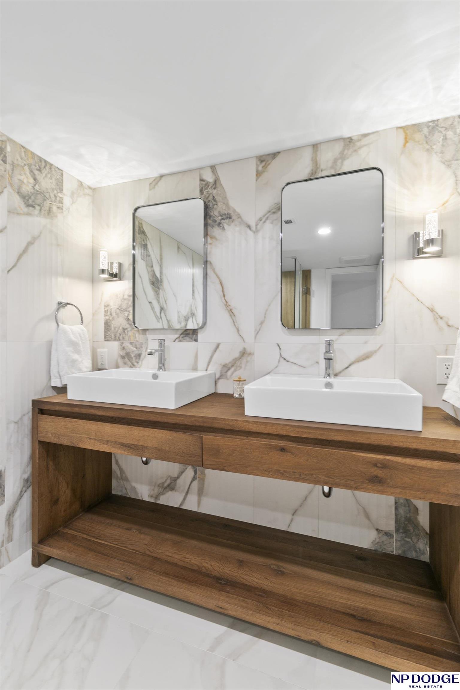 6026 Country Club Oaks Place, Omaha, NE, 68152