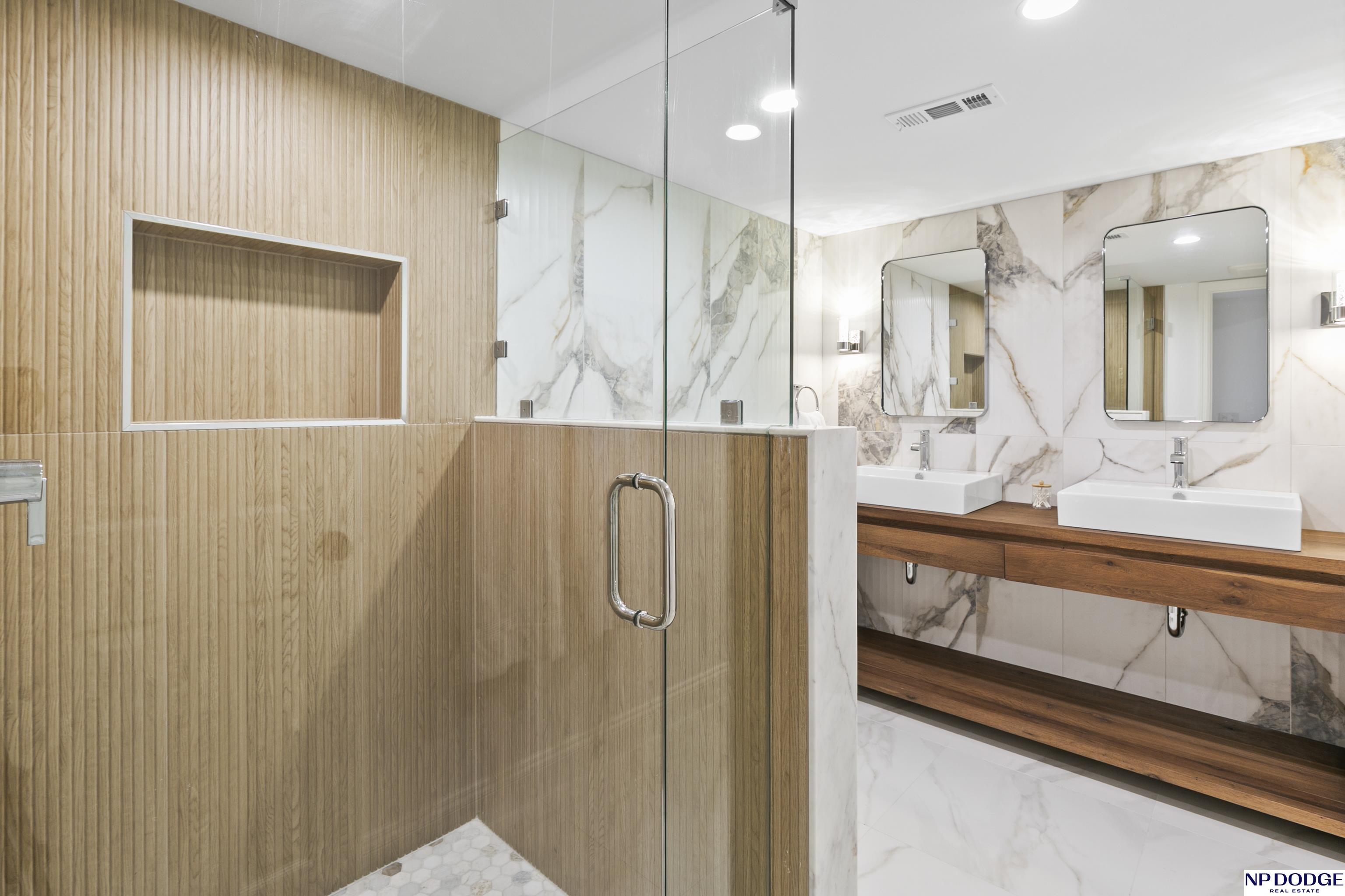 6026 Country Club Oaks Place, Omaha, NE, 68152