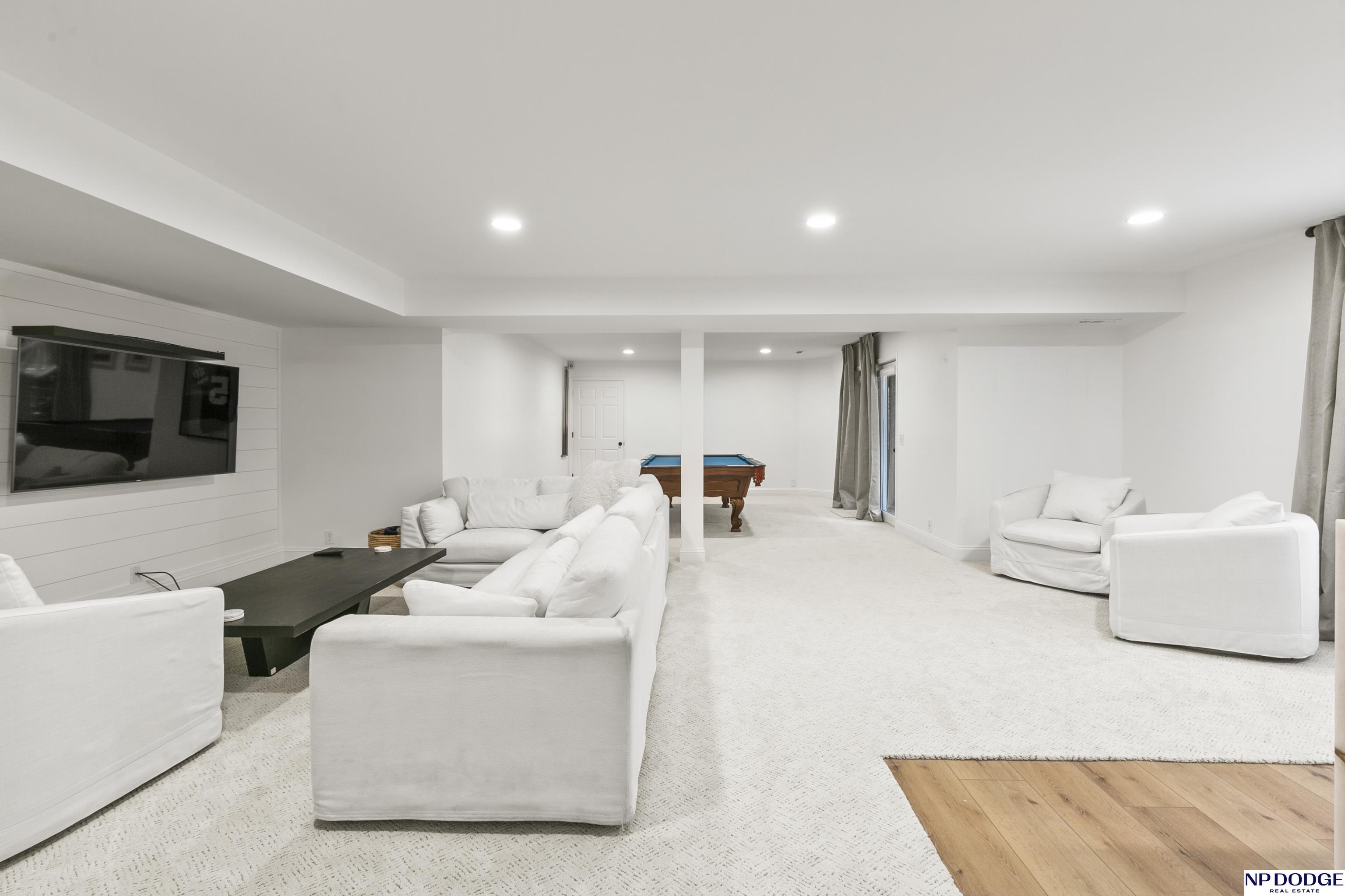 6026 Country Club Oaks Place, Omaha, NE, 68152