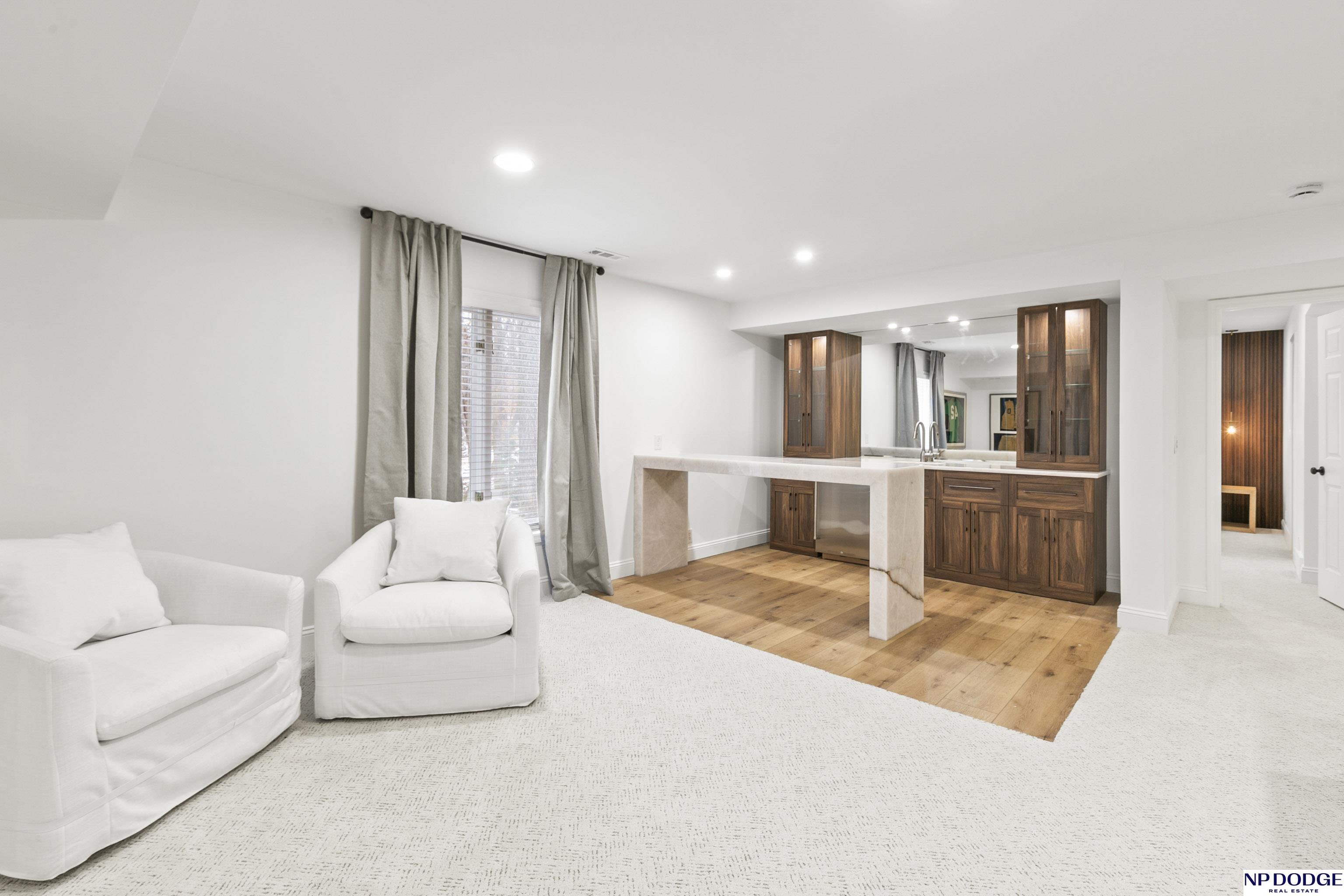 6026 Country Club Oaks Place, Omaha, NE, 68152