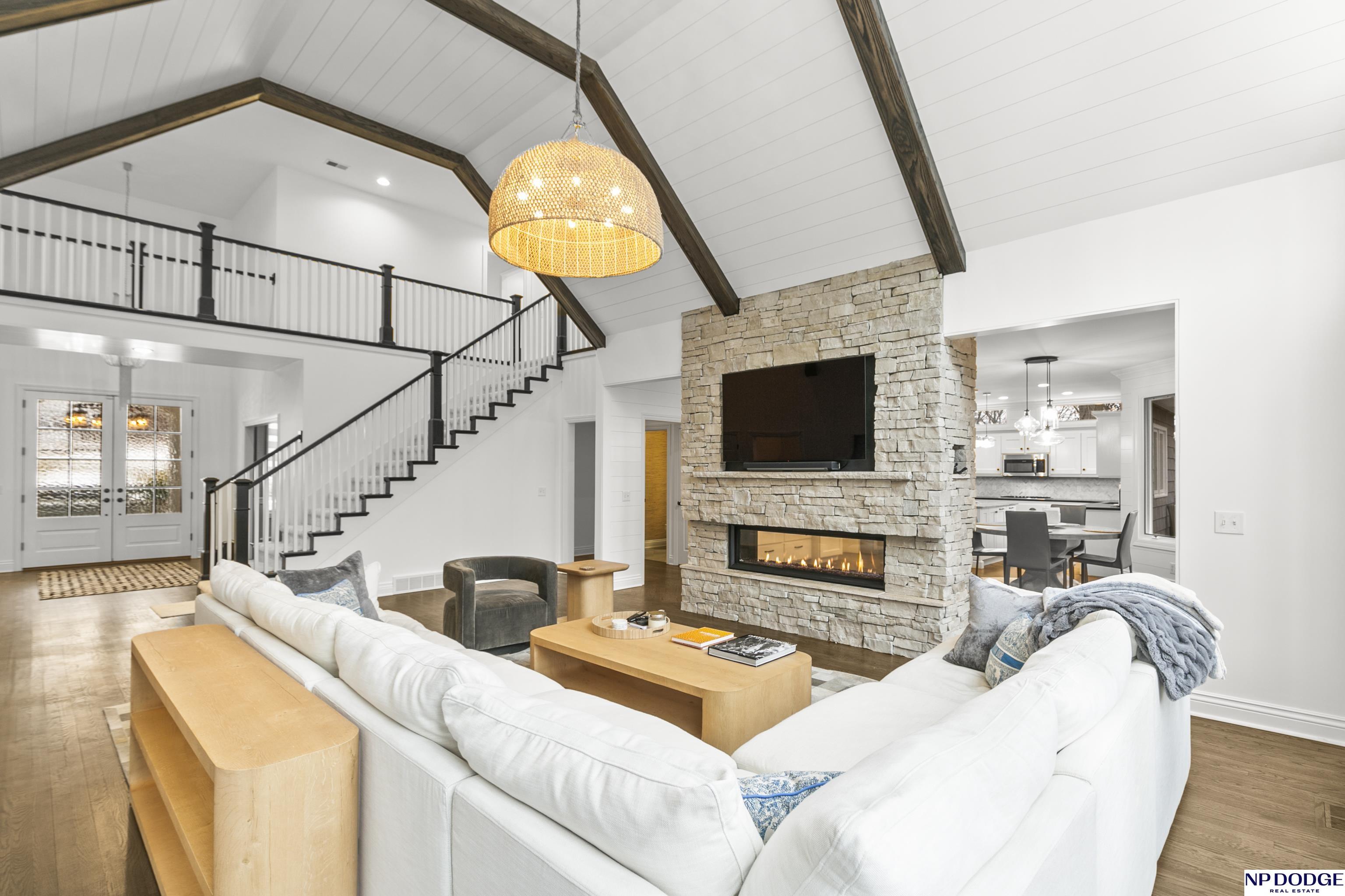 6026 Country Club Oaks Place, Omaha, NE, 68152