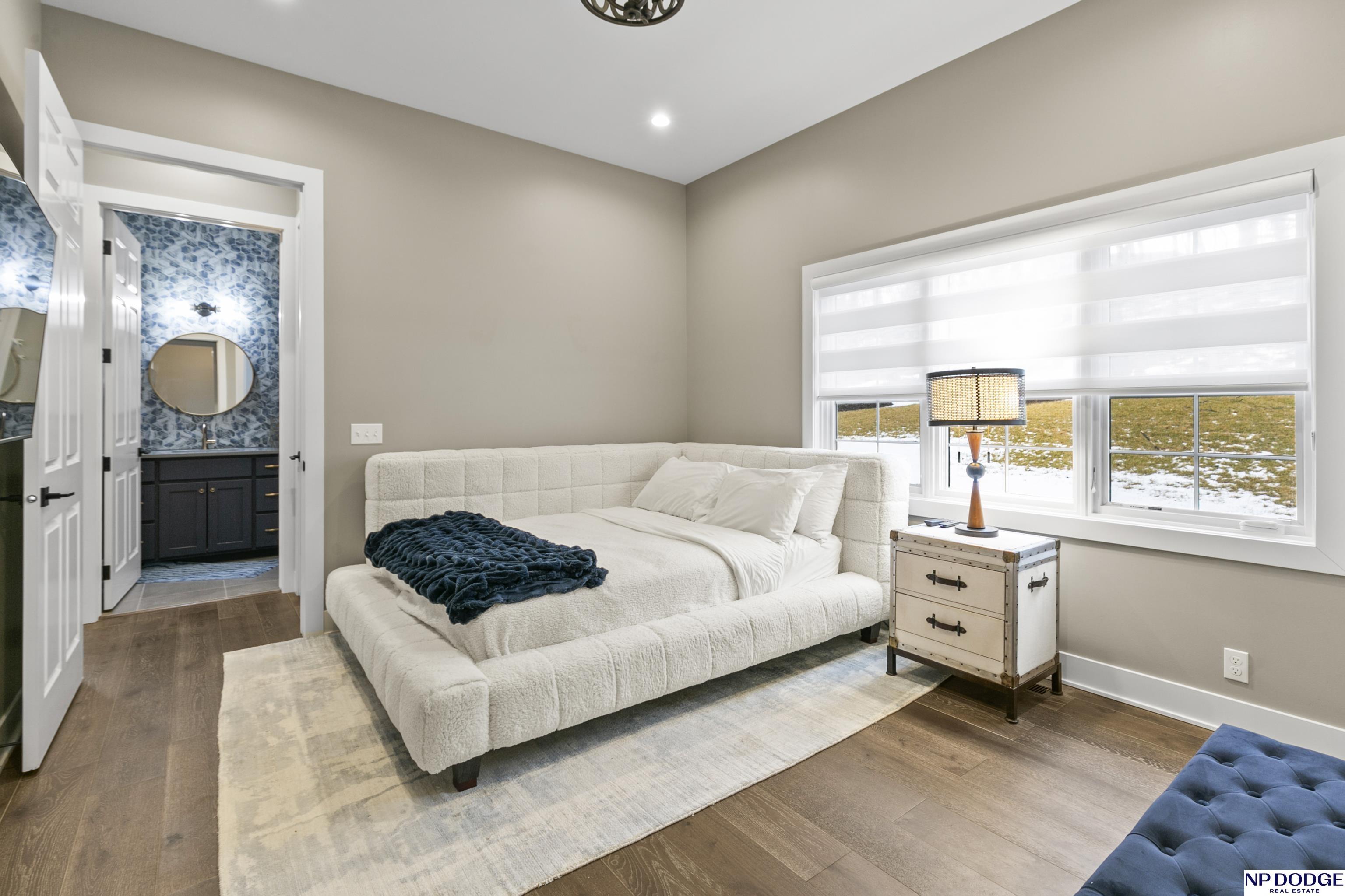 6026 Country Club Oaks Place, Omaha, NE, 68152