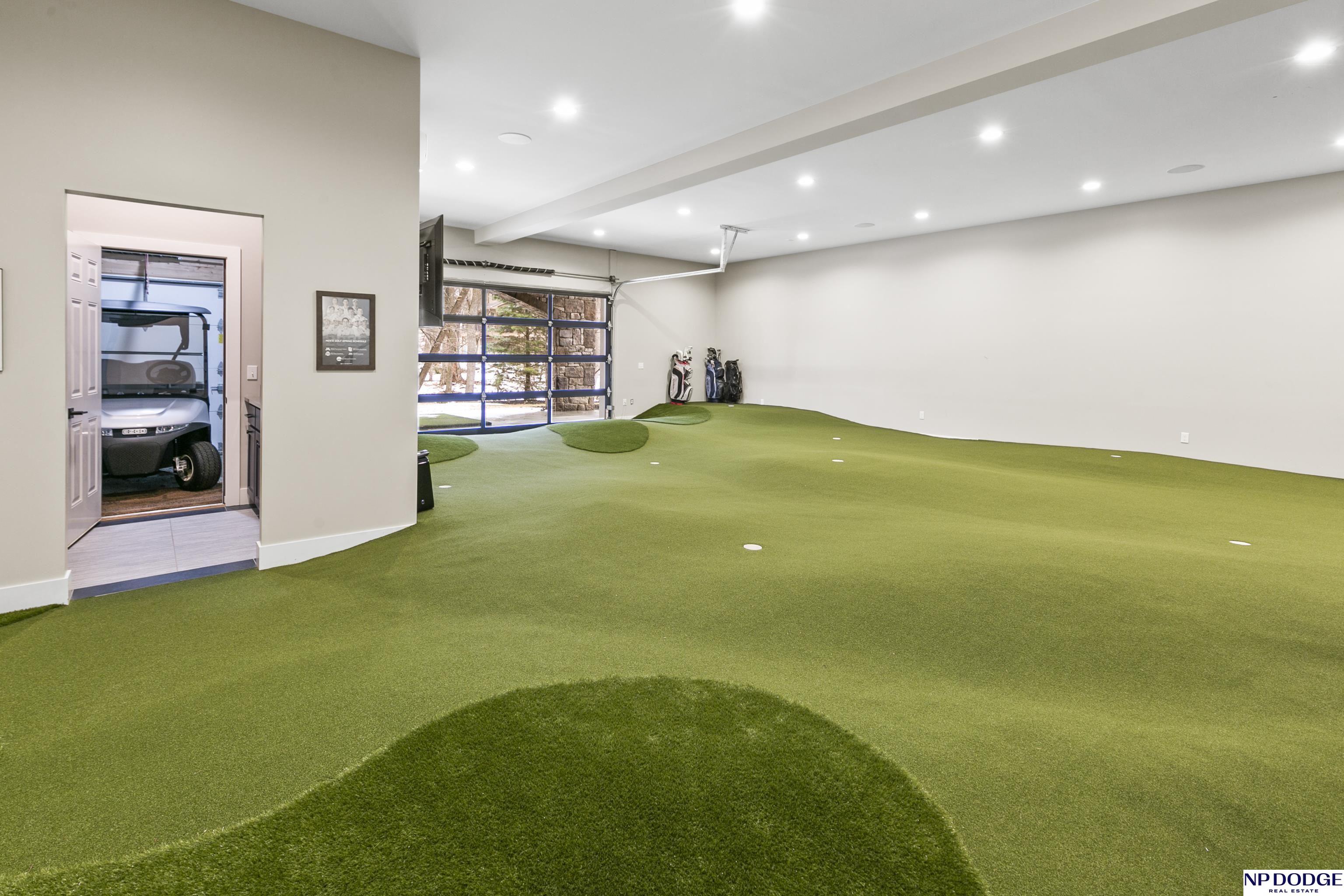 6026 Country Club Oaks Place, Omaha, NE, 68152