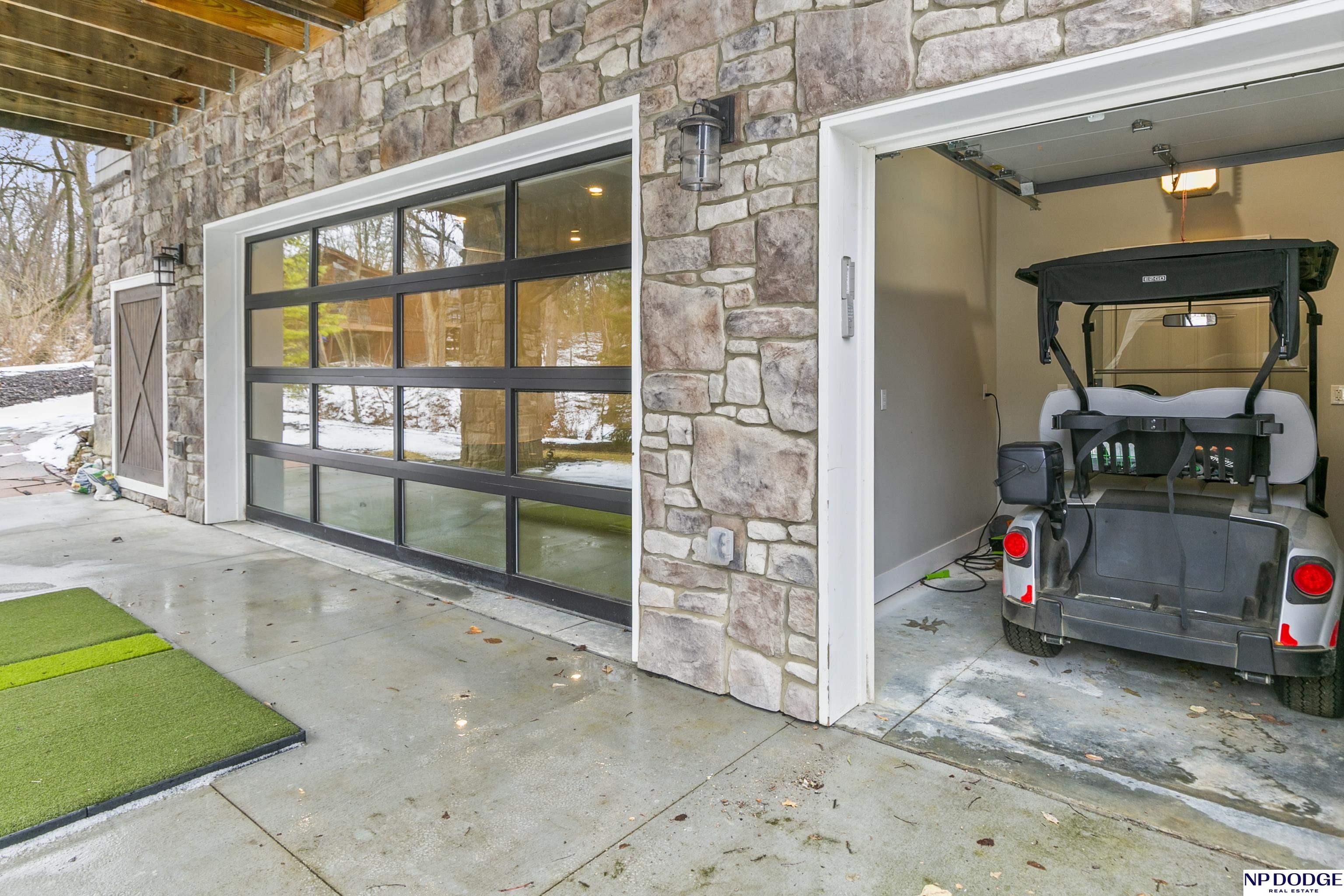 6026 Country Club Oaks Place, Omaha, NE, 68152