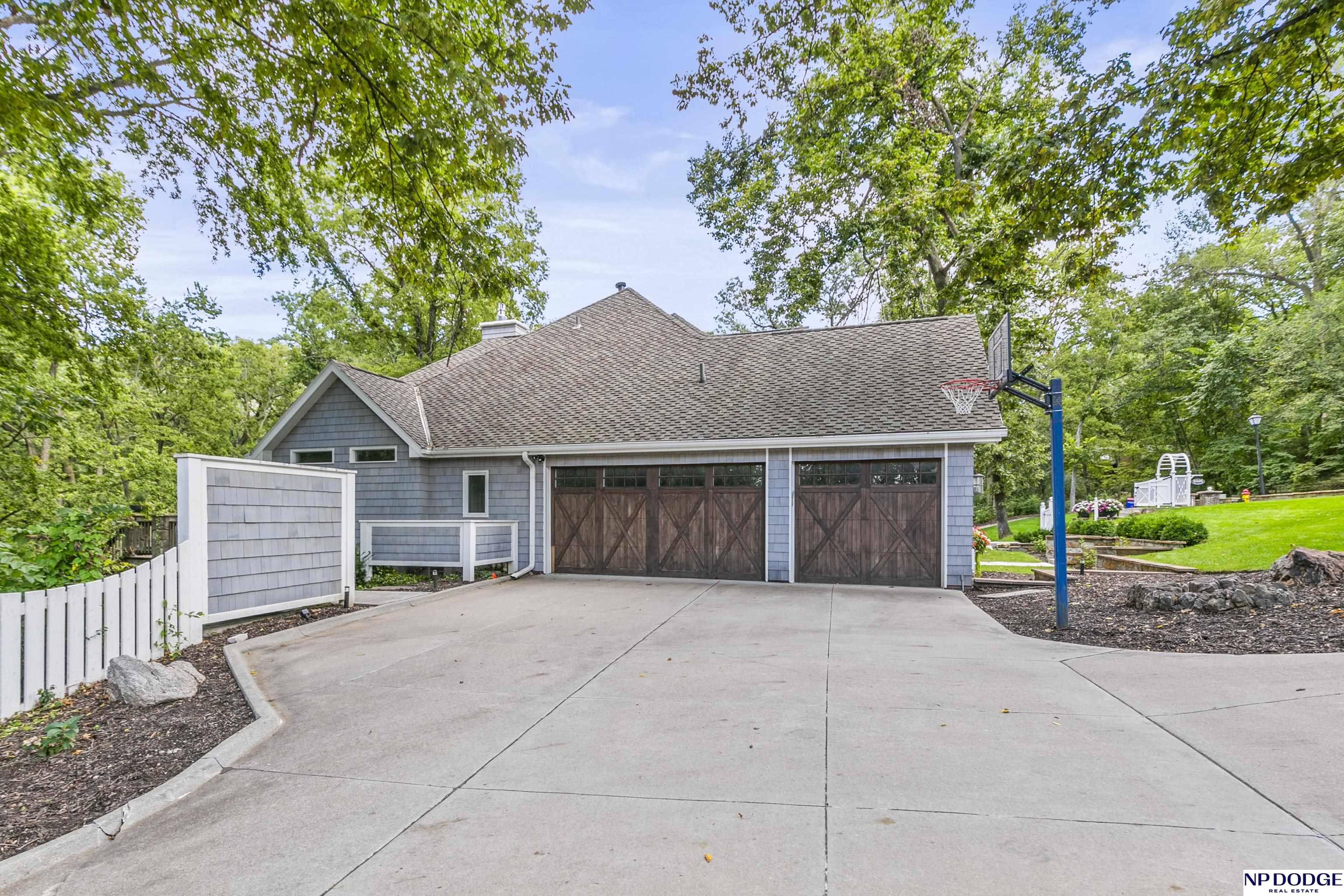 6026 Country Club Oaks Place, Omaha, NE, 68152