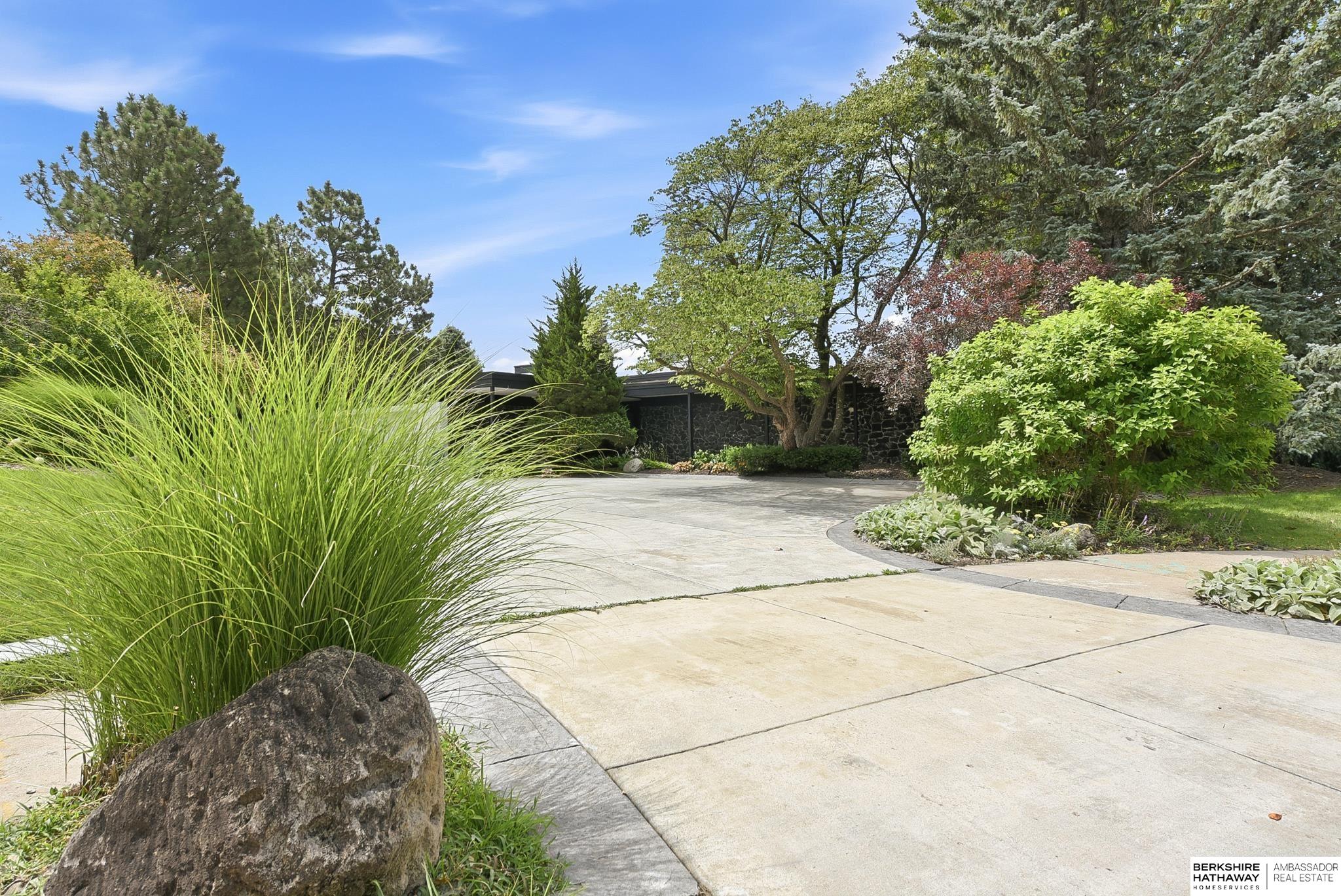Photo of 9952 Devonshire Drive Omaha NE 68114