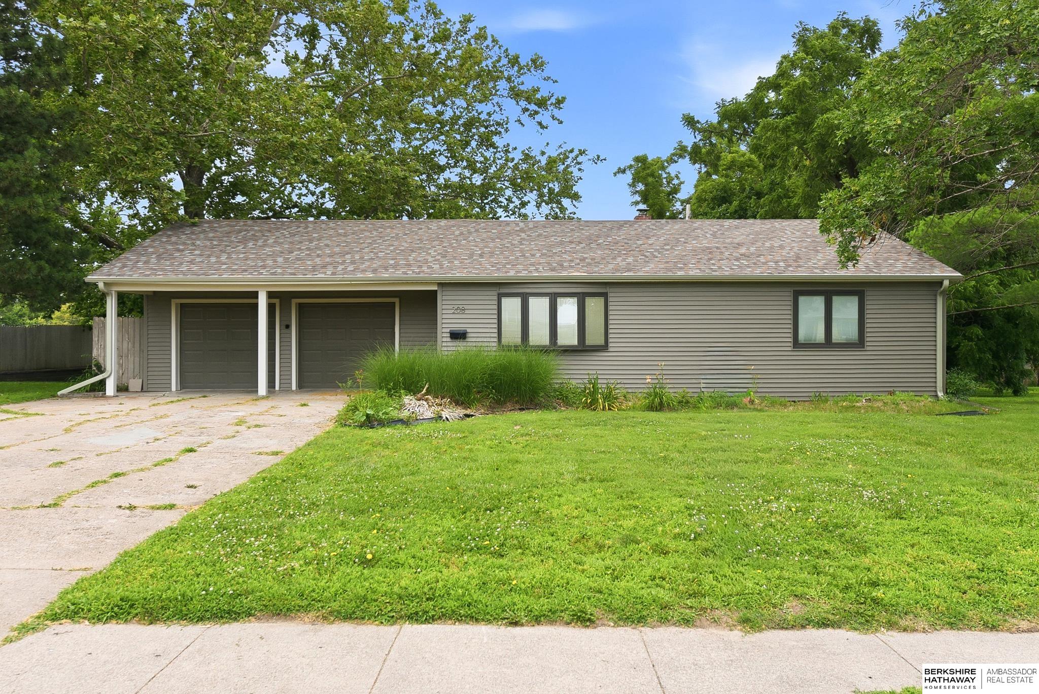 Photo of 208 Crest Road Papillion NE 68046