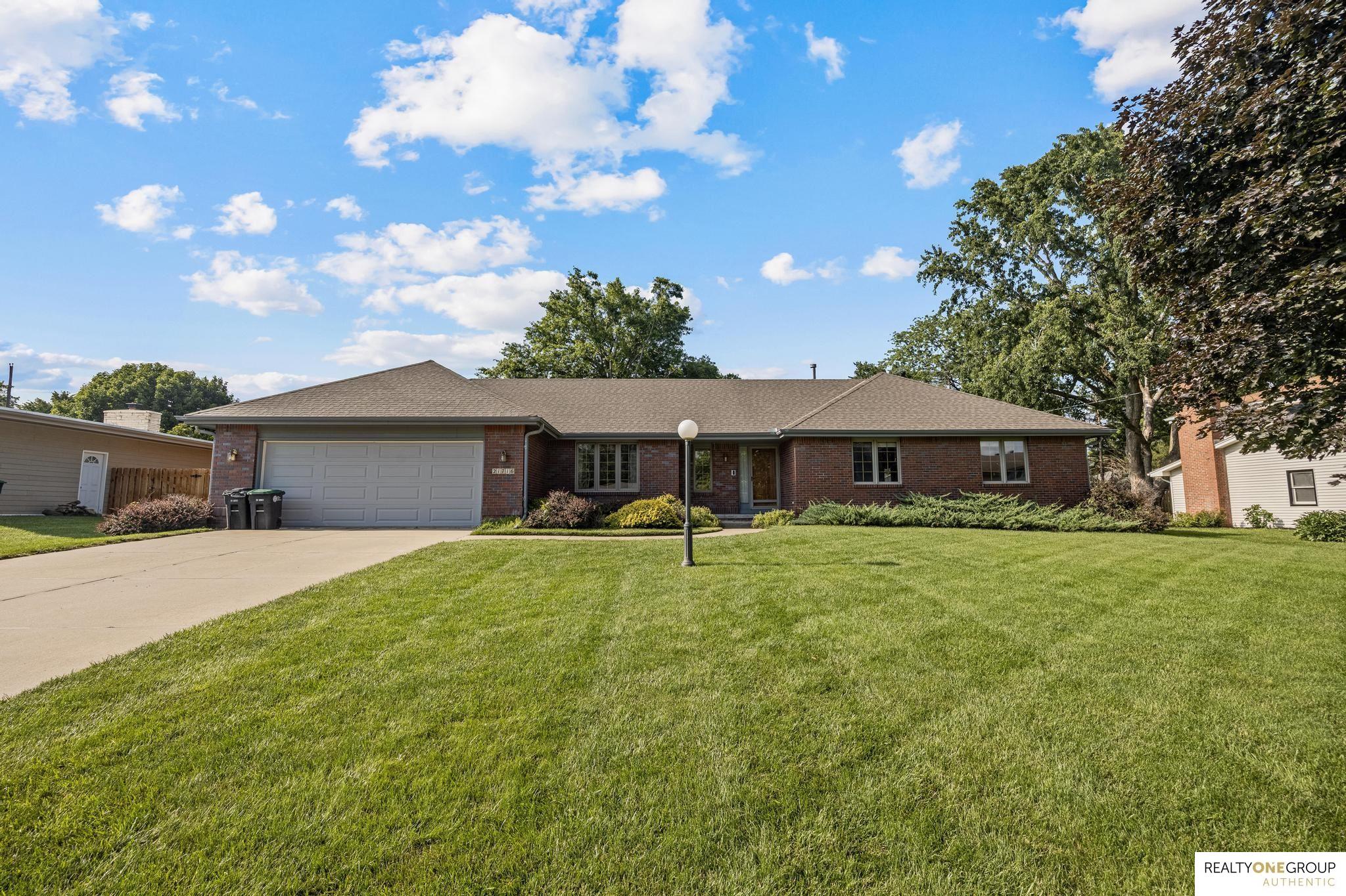 Photo of 21716 Greenlawn Road Omaha NE 68022-1905