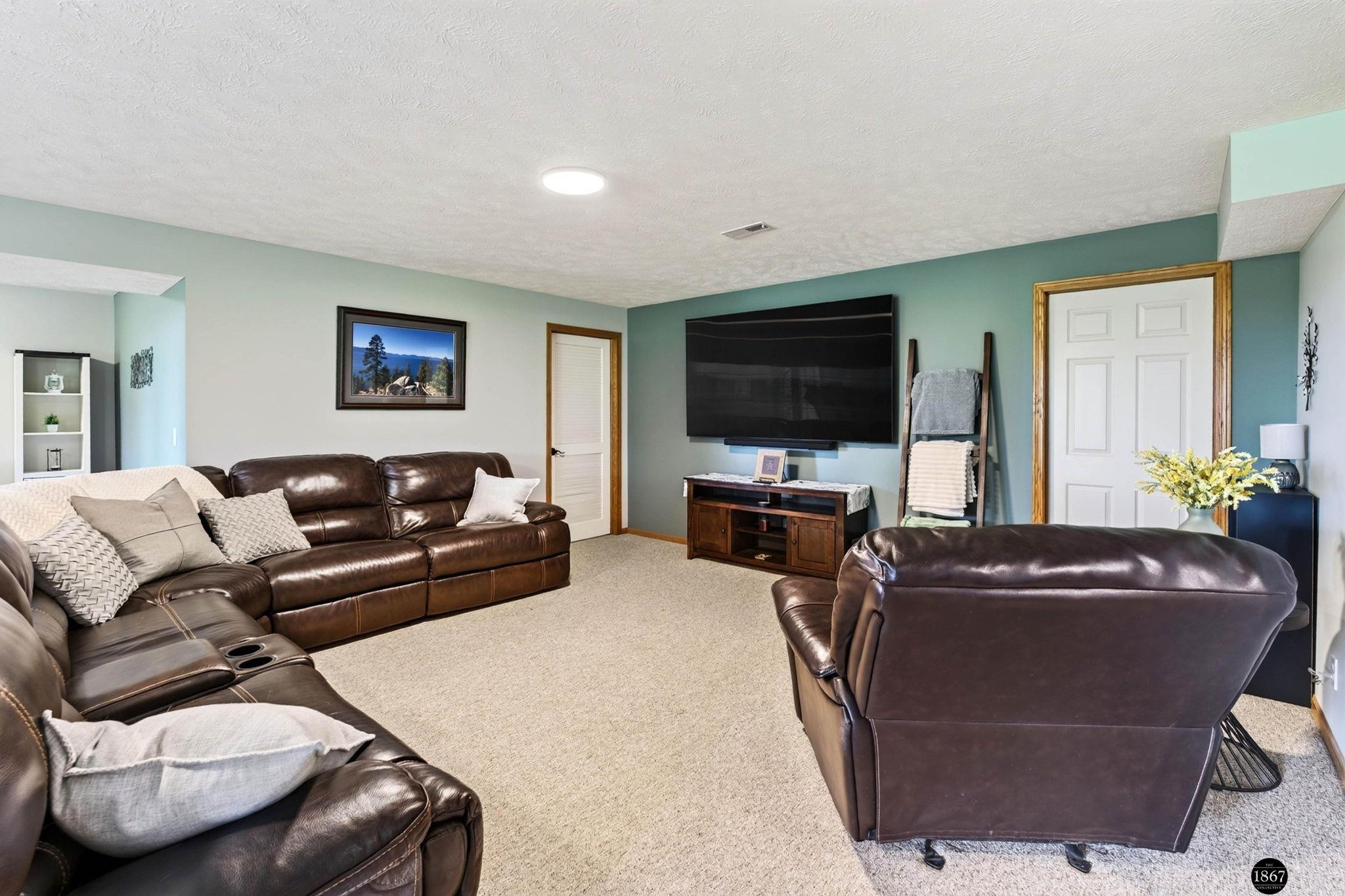 21901 Woodland Hills