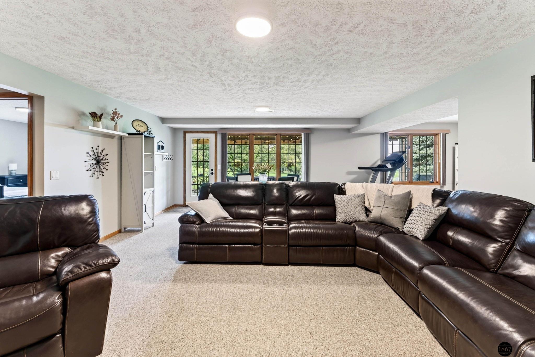 21901 Woodland Hills