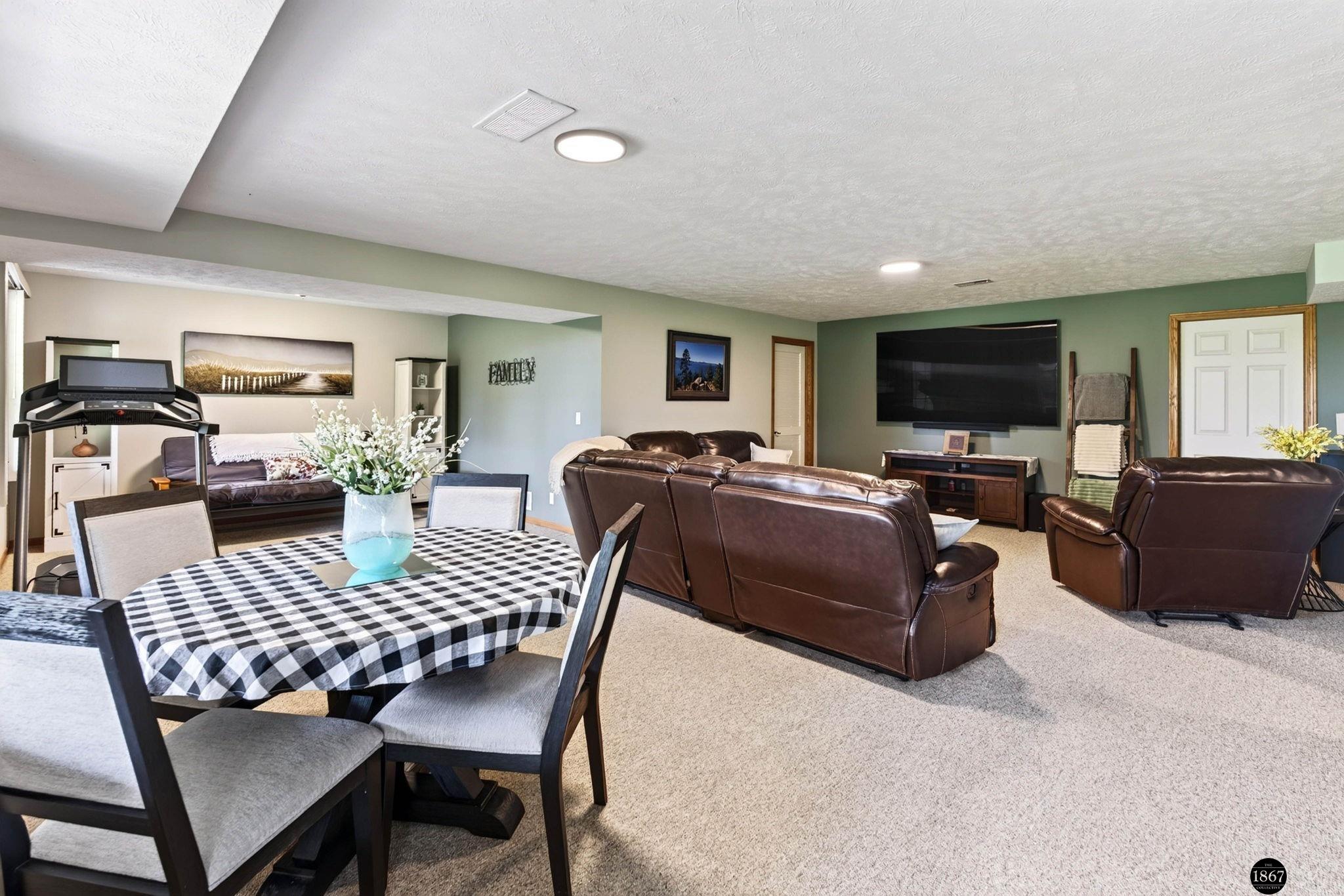 21901 Woodland Hills